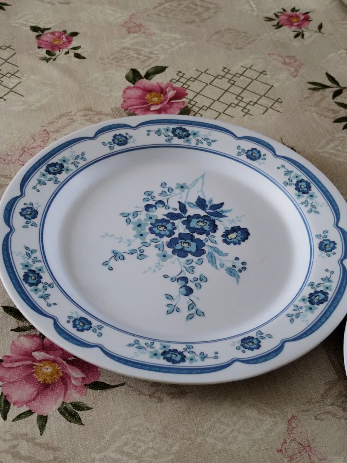 Ensemble de 5 assiettes et un plat vintage rétro des années 70 en melamine. – Movitex 2