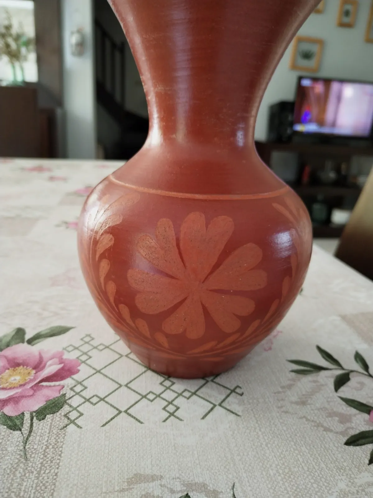 Joli vase poterie artisanale en terre cuite verni et décoré, signé sur le fond. – Inconnu 3