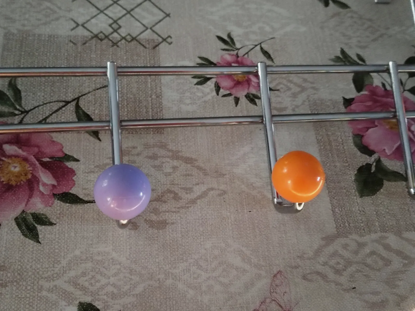Porte serviettes ou patère pour salle de bain en métal chromé et embouts coloré. – Inconnu 7