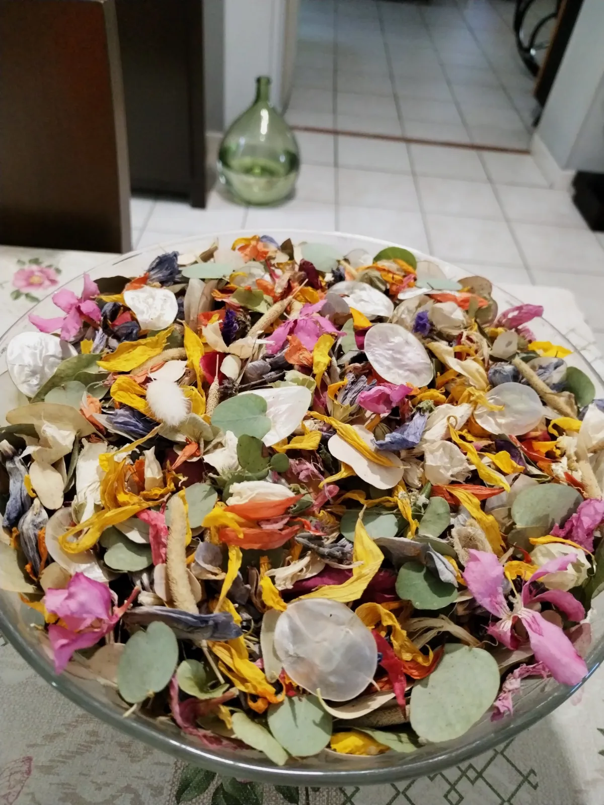 Grande quantité de pétales de fleurs séchées et fleurs, feuilles d'eucalyptus.  – Sans marque 3