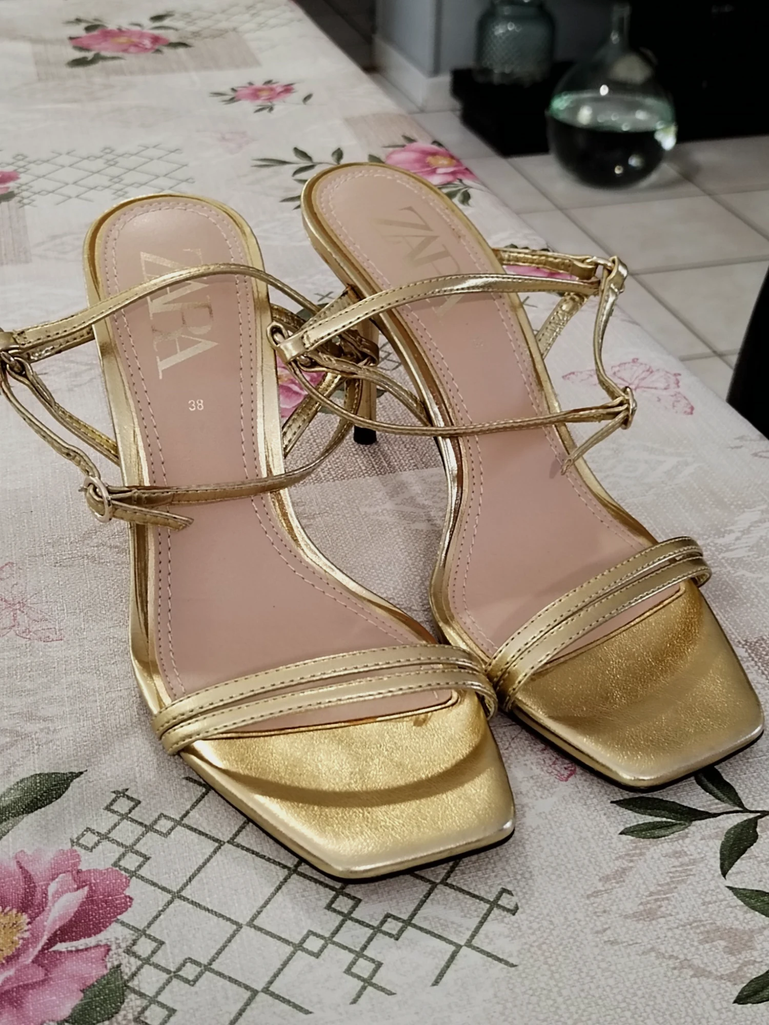 Très belles sandales à talons haut Zara, élégantes et intemporelles, 38