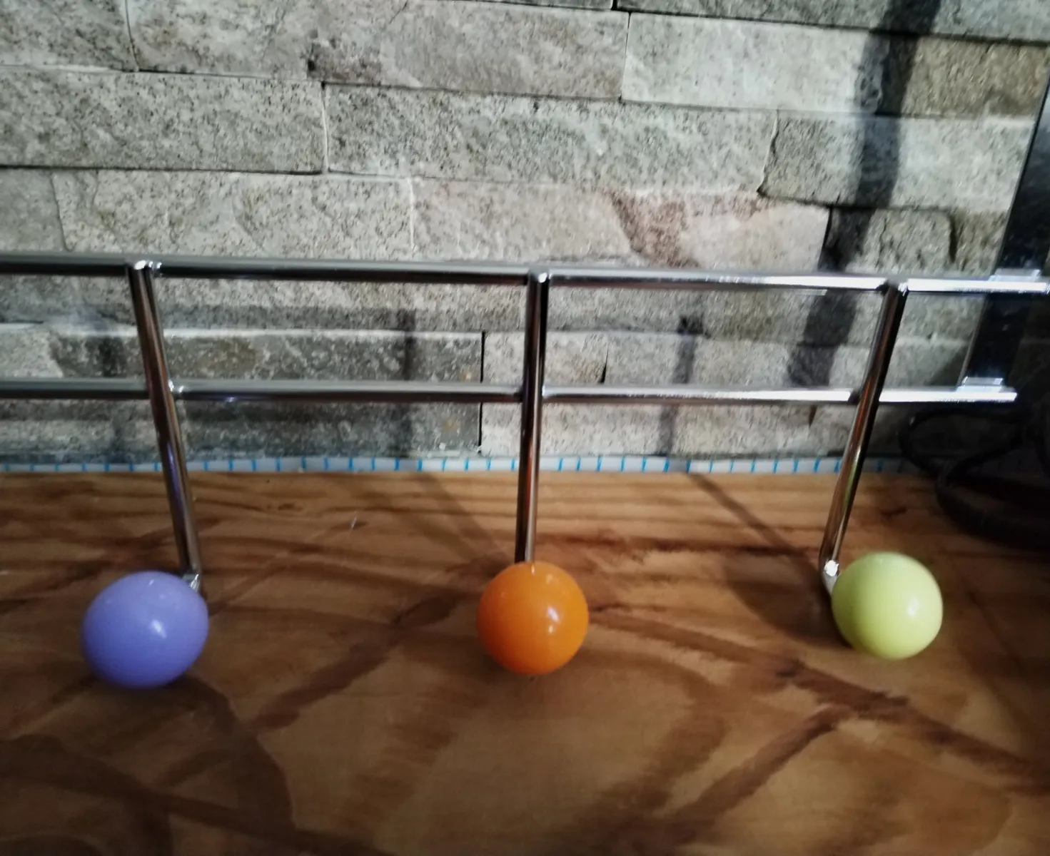 Porte serviettes ou patère pour salle de bain en métal chromé et embouts coloré. – Inconnu 3