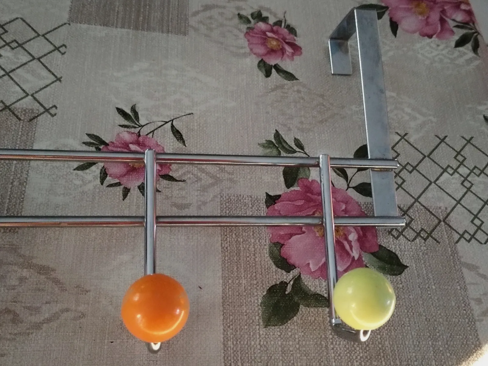 Porte serviettes ou patère pour salle de bain en métal chromé et embouts coloré. – Inconnu 5