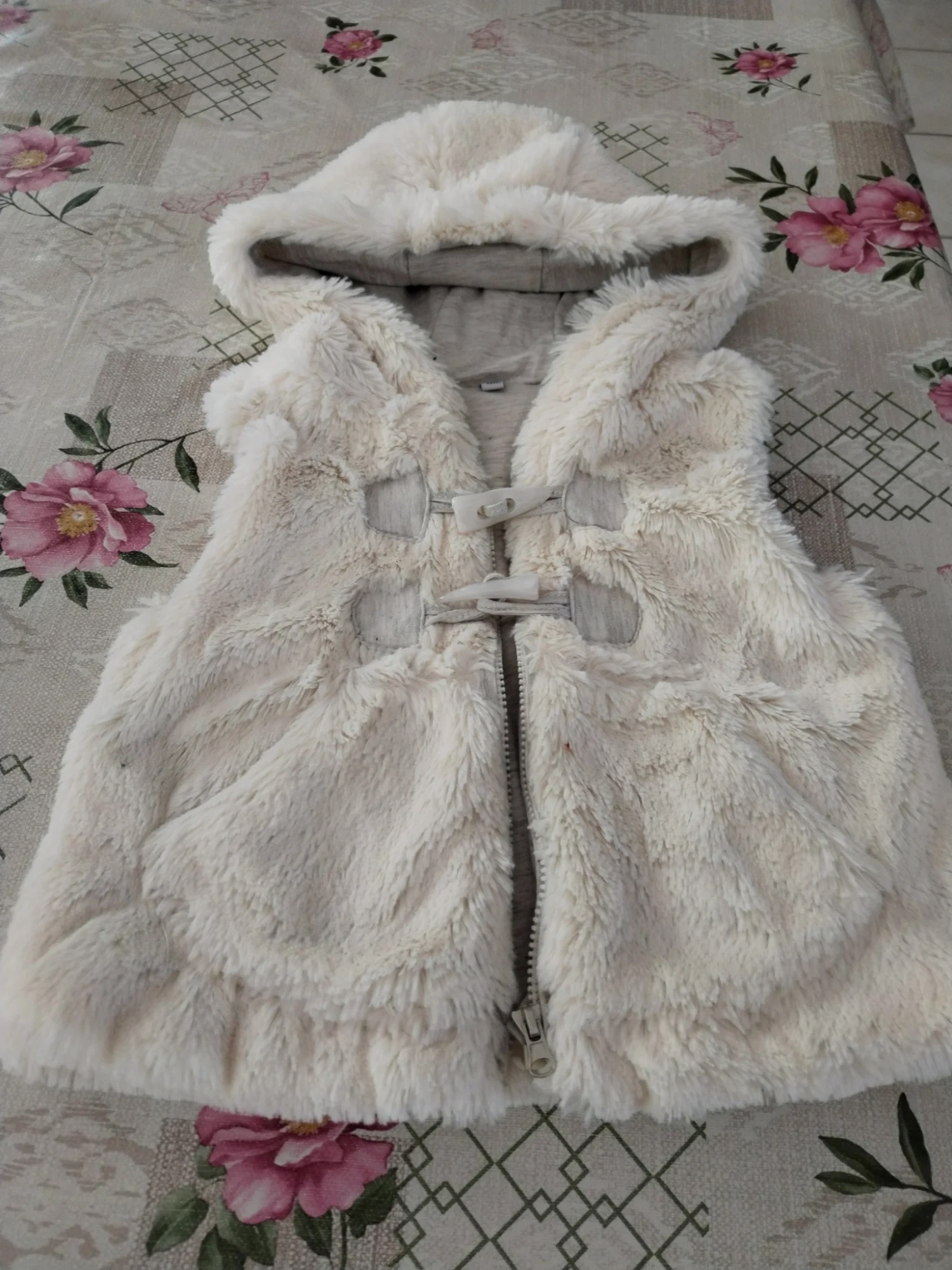 Joli gilet à capuche sans manches, fausse fourrure, 12 mois.