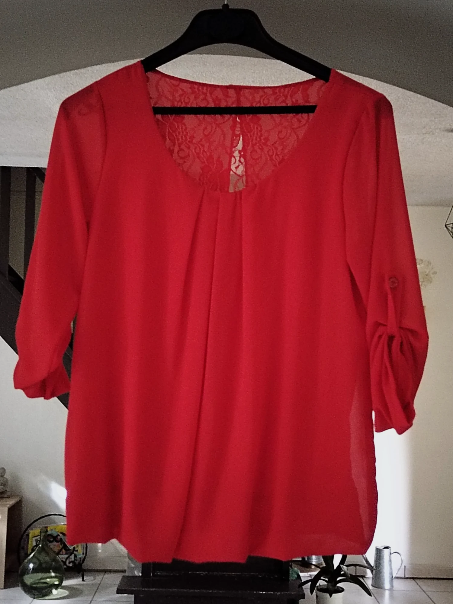 Très beau chemisier rouge taille 38,pinces devant et dentelle sur le derrière. 