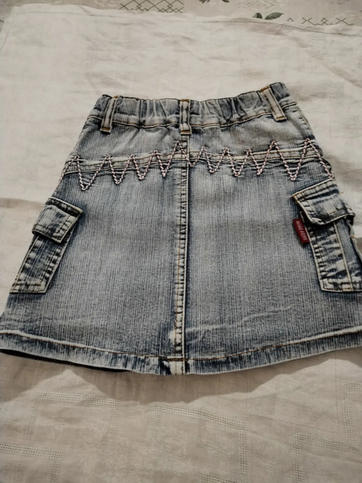Jolie petite jupe en jeans effet délavé d'origine. Pleine de jolis détails, 6 an – H Hong Feng – taille 6 ans 8