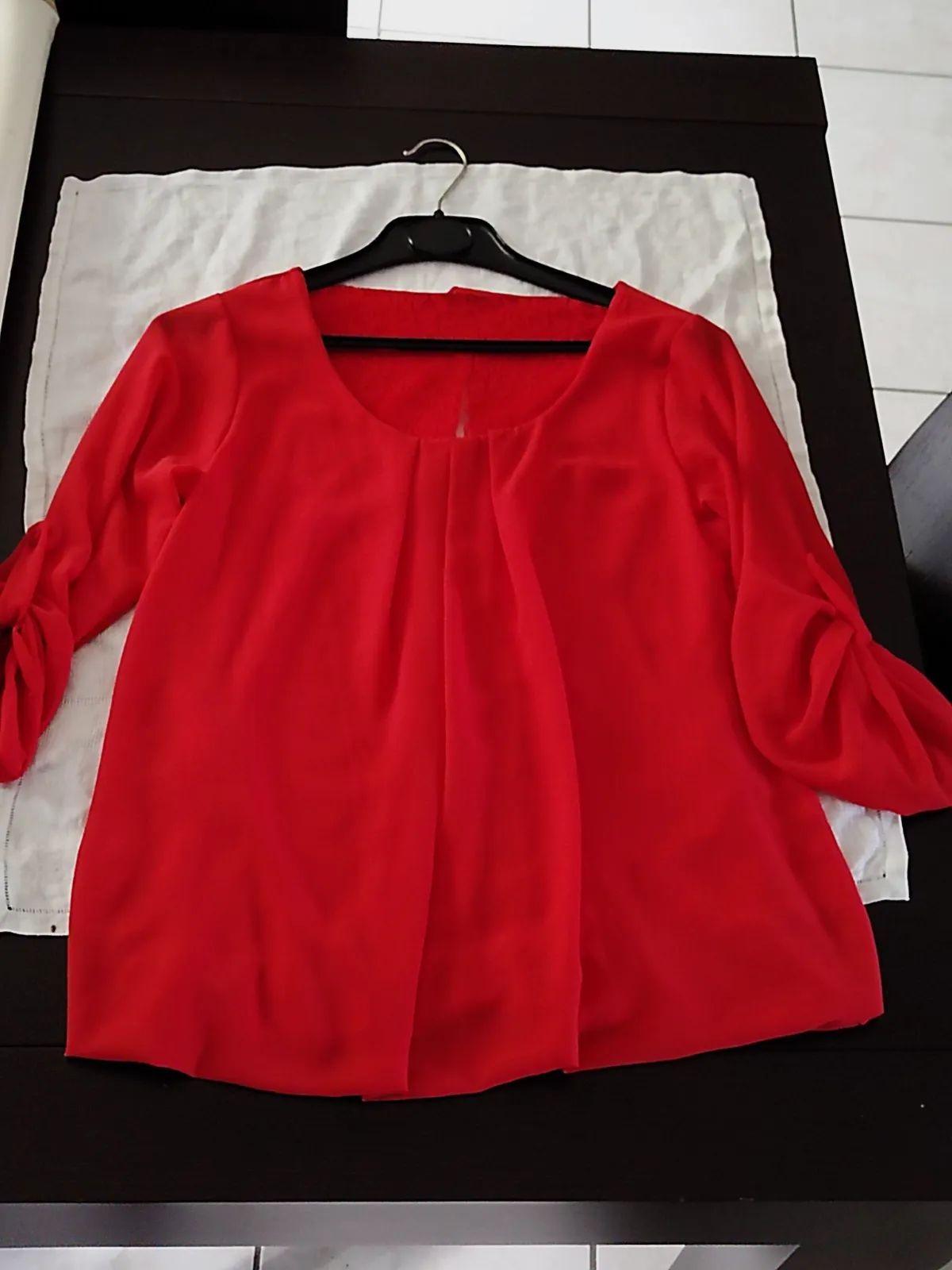 Très beau chemisier rouge taille 38,pinces devant et dentelle sur le derrière.  – Inconnu – taille M 2