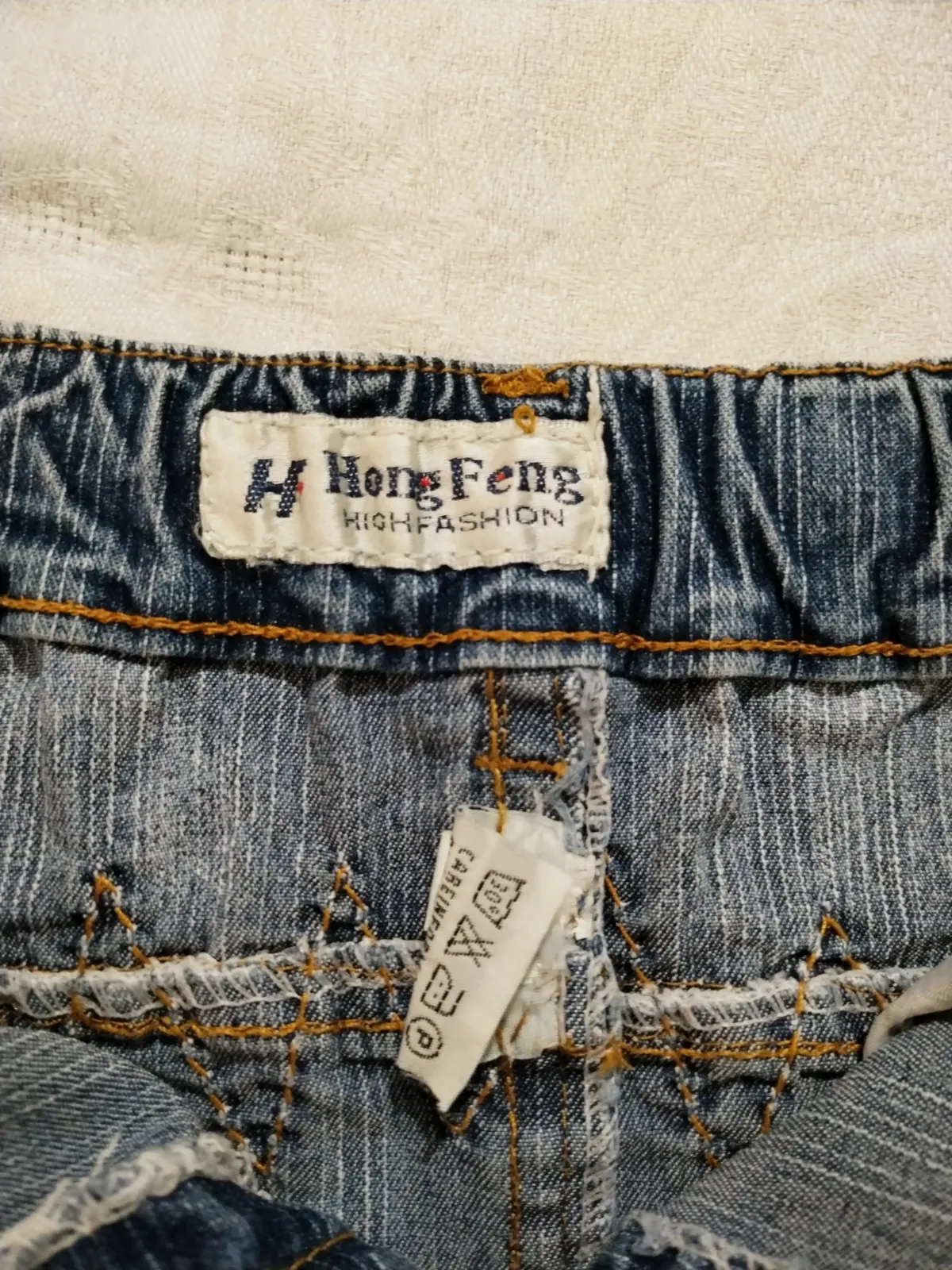 Jolie petite jupe en jeans effet délavé d'origine. Pleine de jolis détails, 6 an – H Hong Feng – taille 6 ans 5