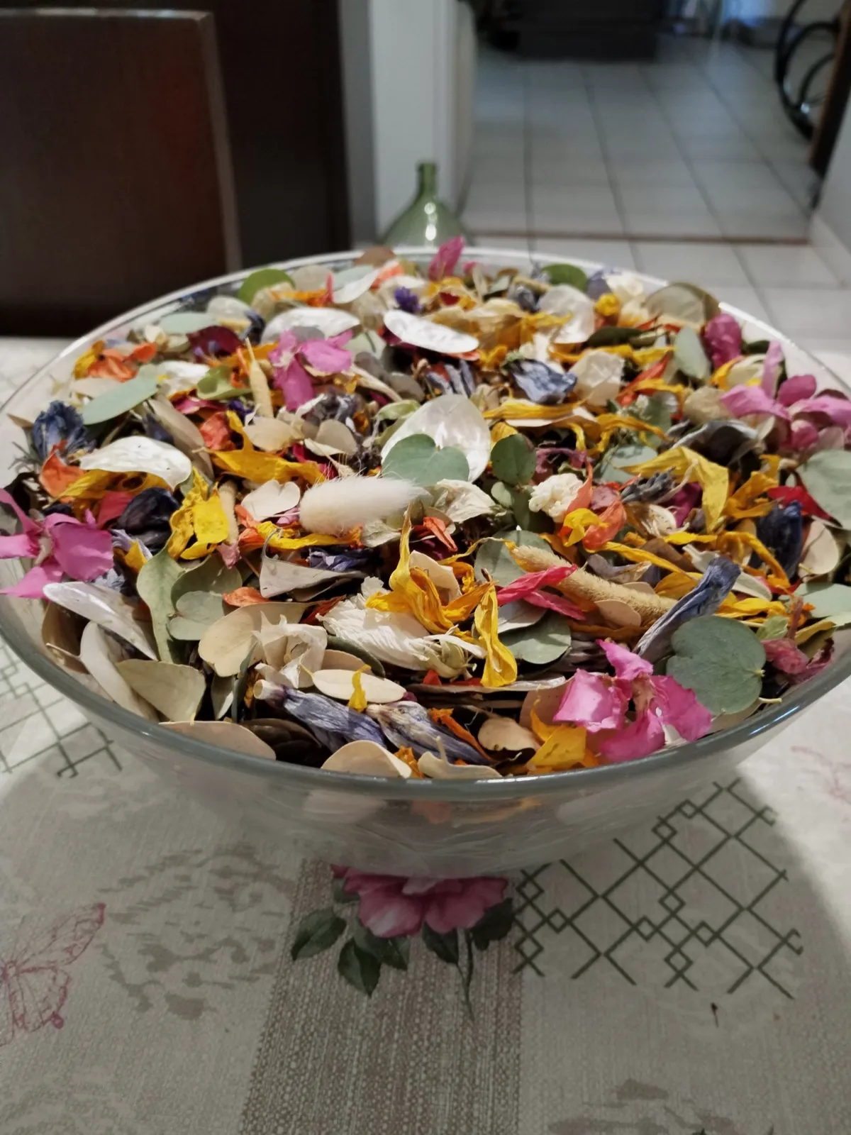 Grande quantité de pétales de fleurs séchées et fleurs, feuilles d'eucalyptus.  – Sans marque 4
