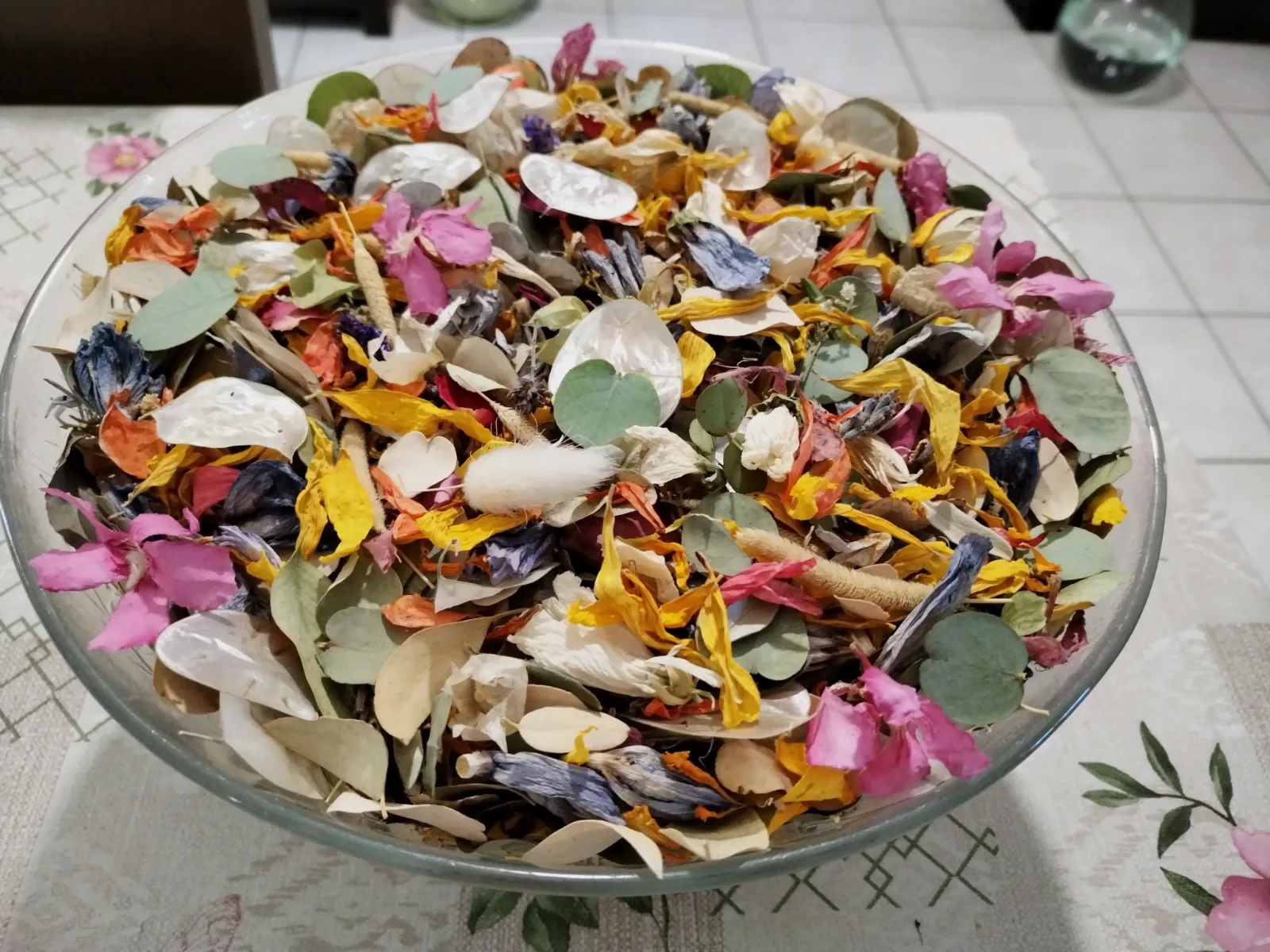 Grande quantité de pétales de fleurs séchées et fleurs, feuilles d'eucalyptus.  – Sans marque 6