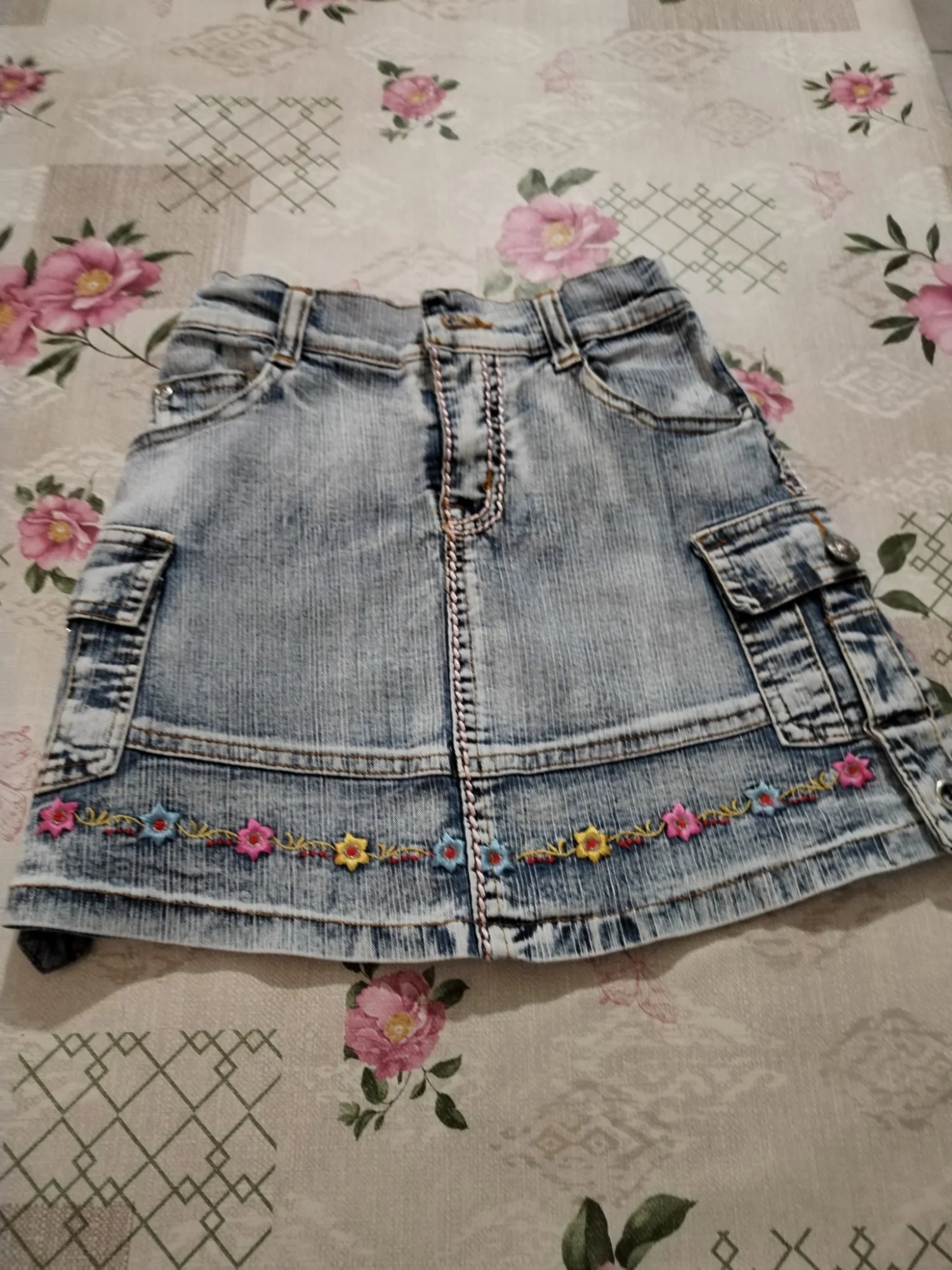 Jolie petite jupe en jeans effet délavé d'origine. Pleine de jolis détails, 6 an