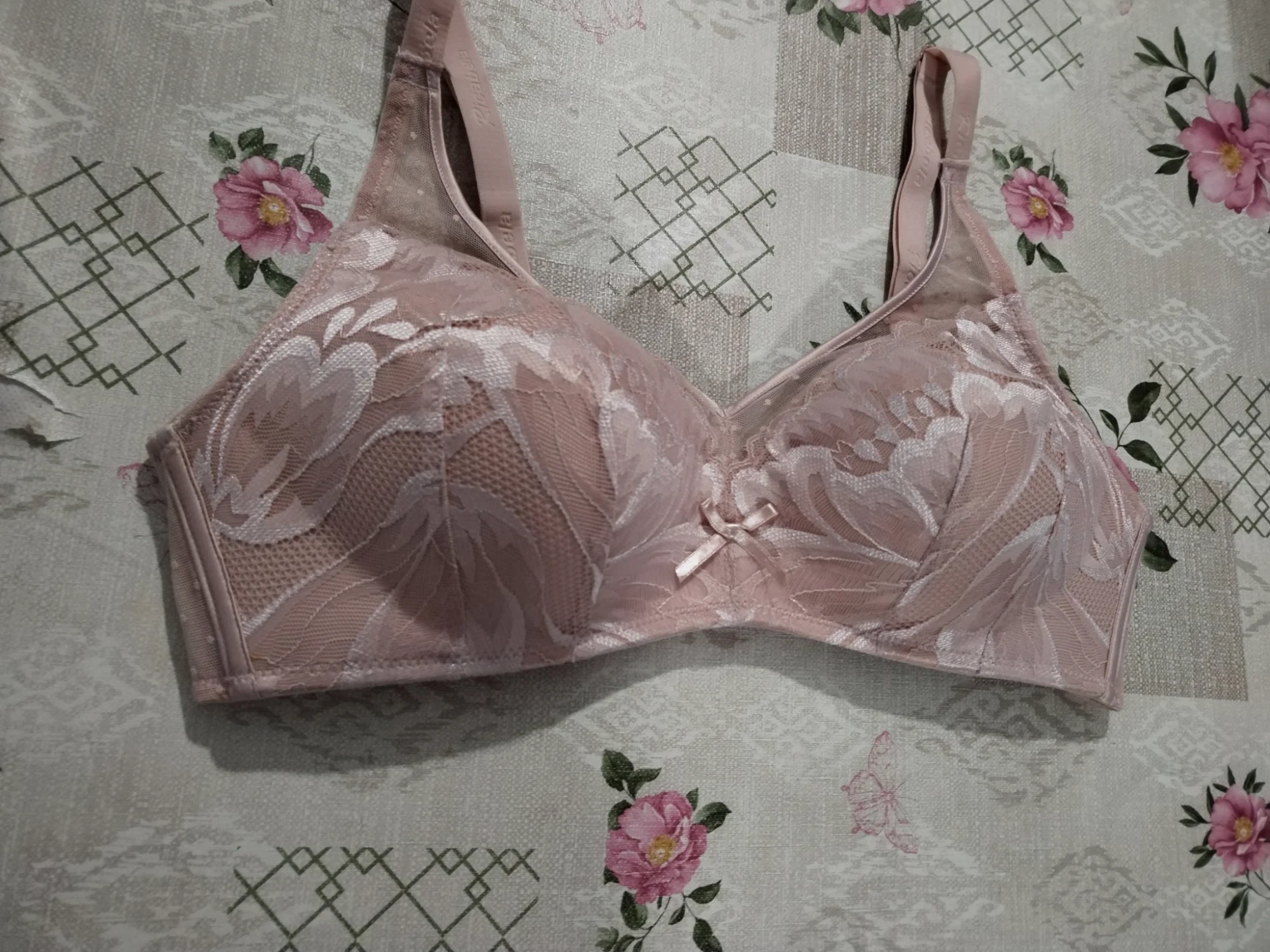 Très beau soutien gorge neuf raffiné, très confortable sans armatures.