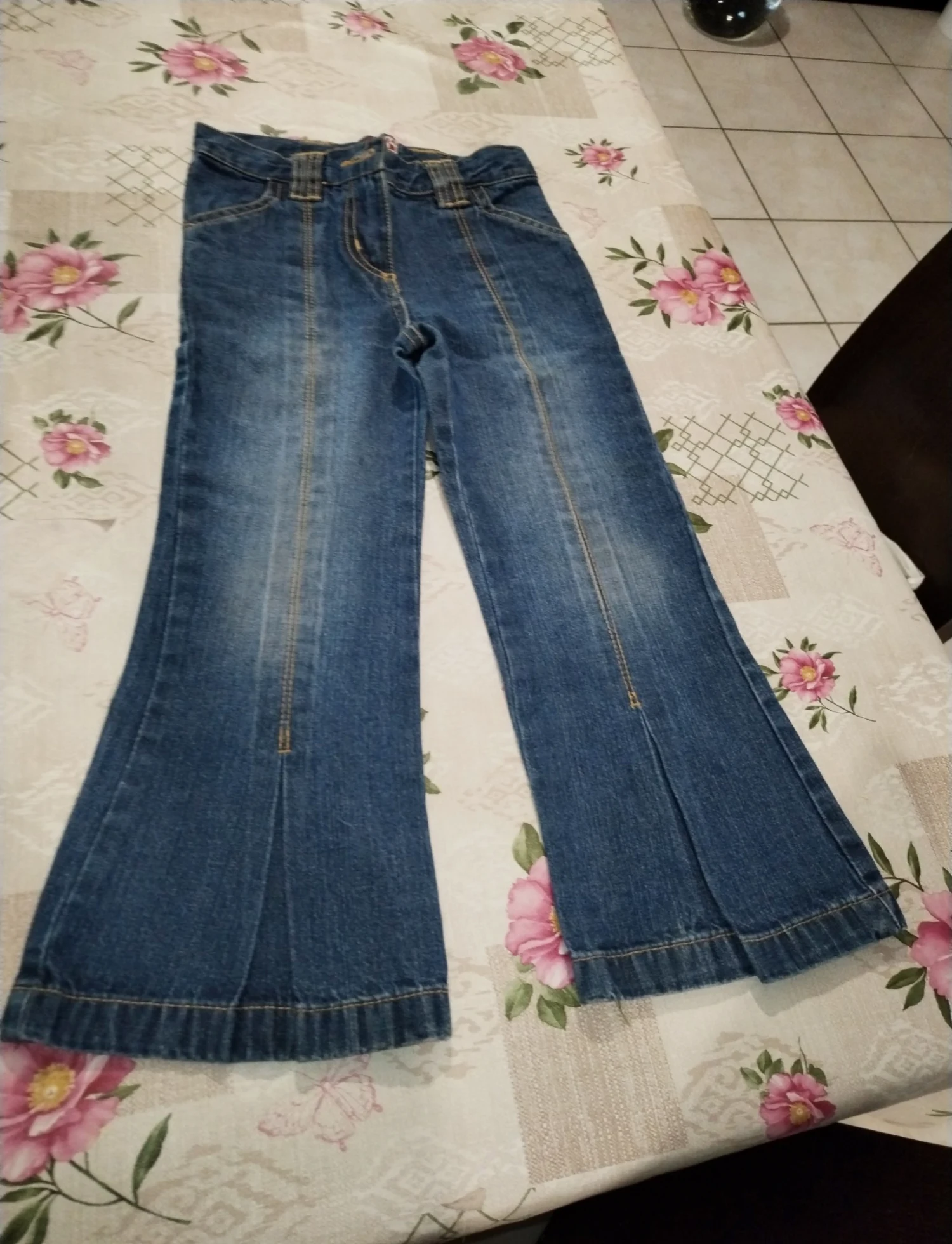 Joli pantalon fille en jeans vintage fin années 90, 5 ans. 