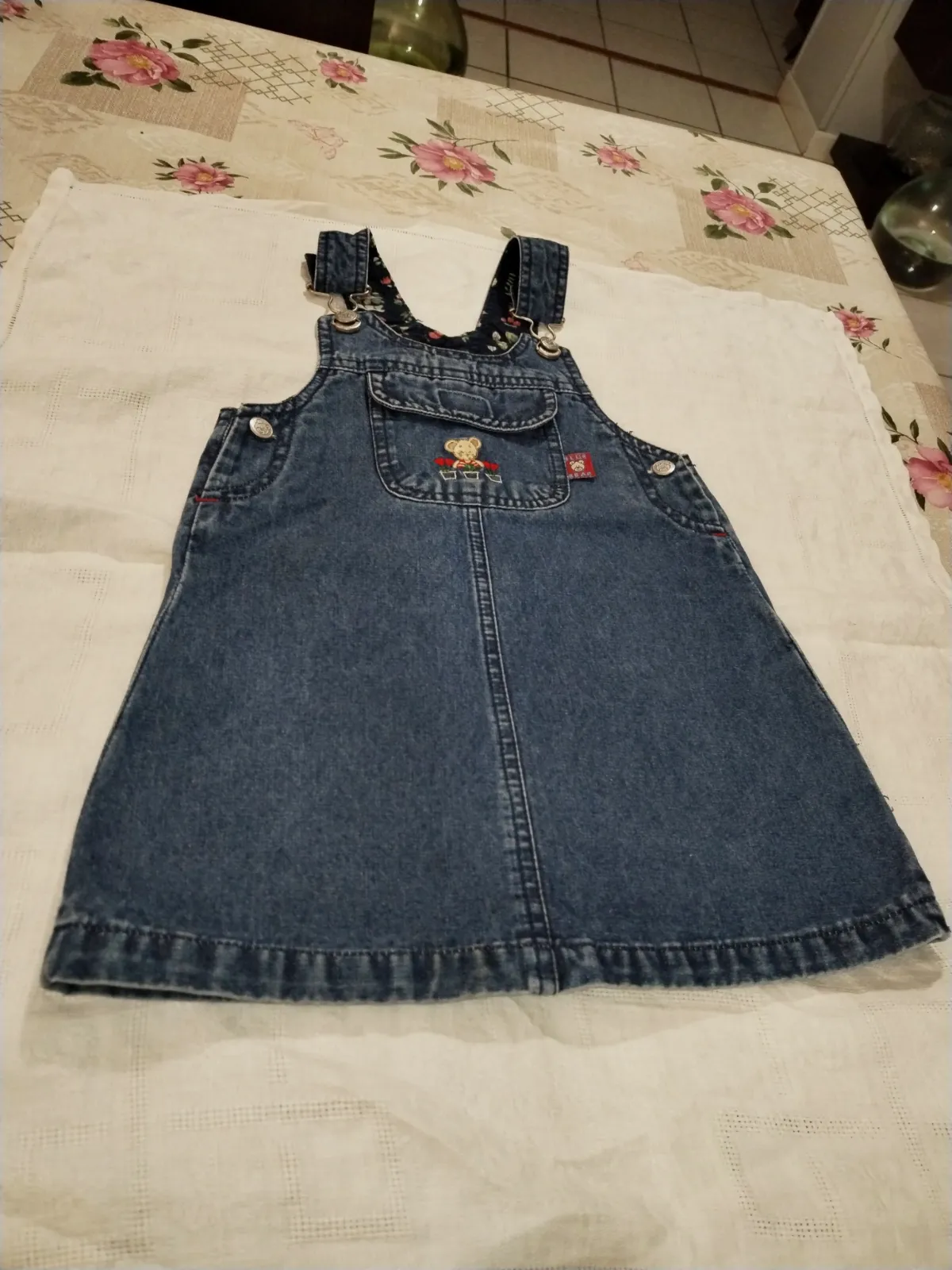Jolie petite robe salopette en jeans, 24 mois.
