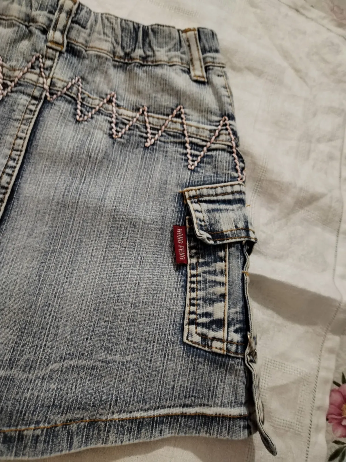 Jolie petite jupe en jeans effet délavé d'origine. Pleine de jolis détails, 6 an – H Hong Feng – taille 6 ans 6