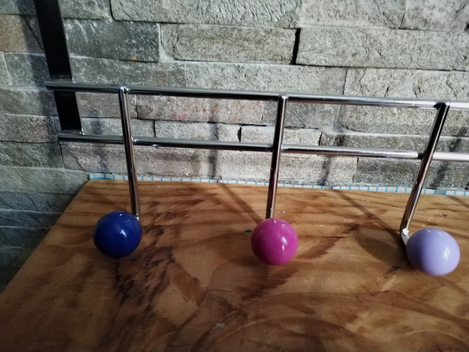 Porte serviettes ou patère pour salle de bain en métal chromé et embouts coloré. – Inconnu 2