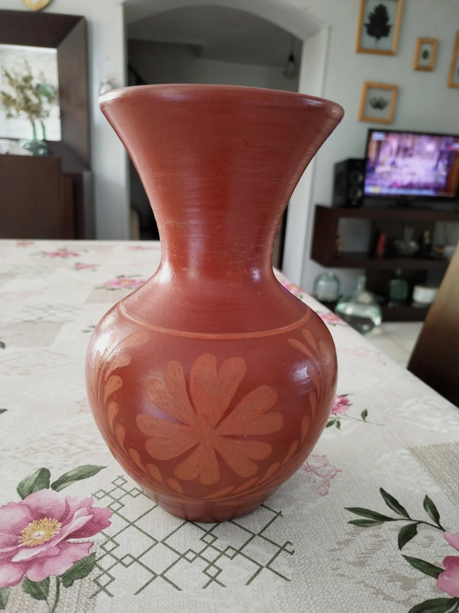 Joli vase poterie artisanale en terre cuite verni et décoré, signé sur le fond.
