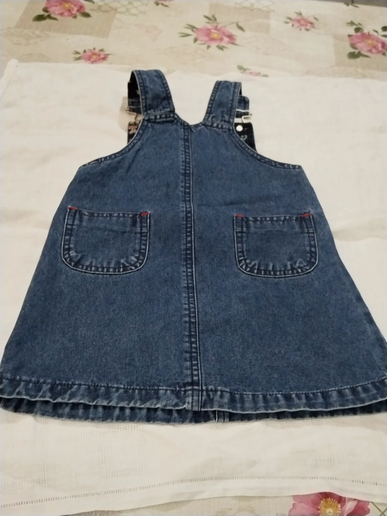 Jolie petite robe salopette en jeans, 24 mois.