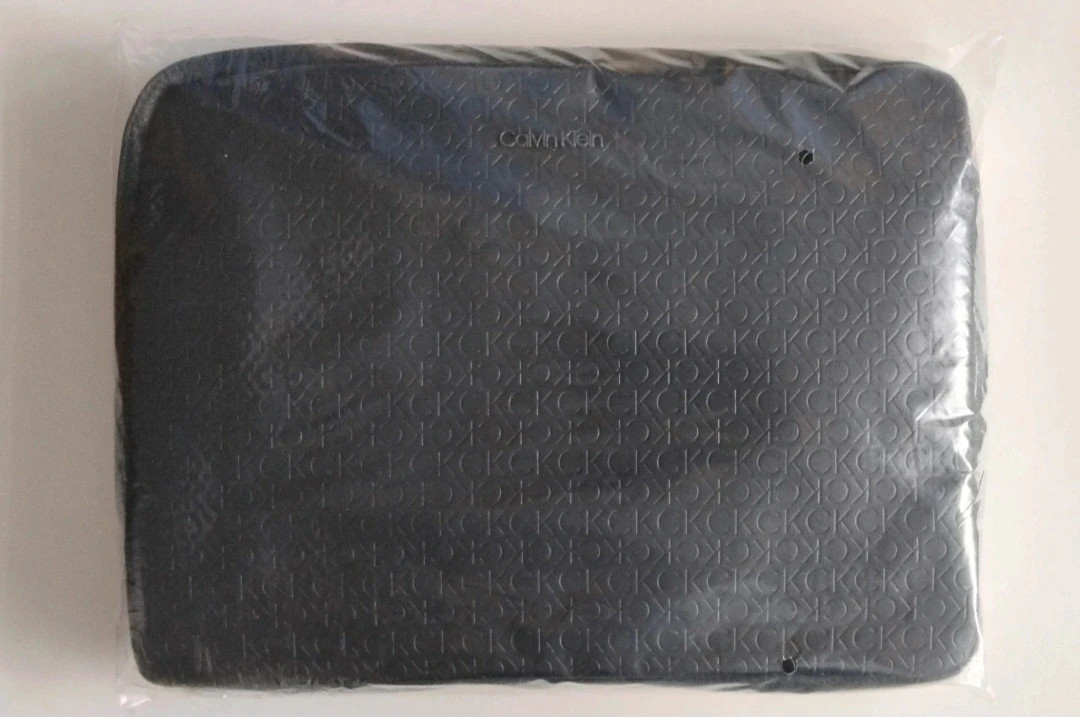 Funda de ordenador Calvin Klein unisex nueva a estrenar