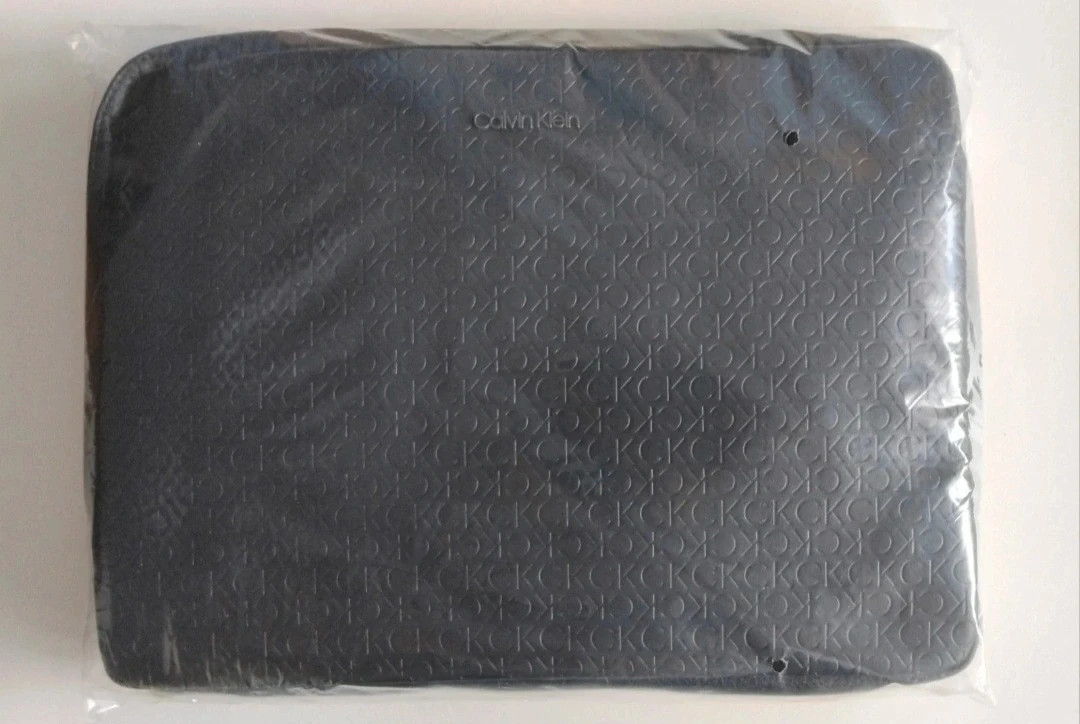Funda de ordenador Calvin Klein unisex nueva a estrenar – Calvin Klein 2