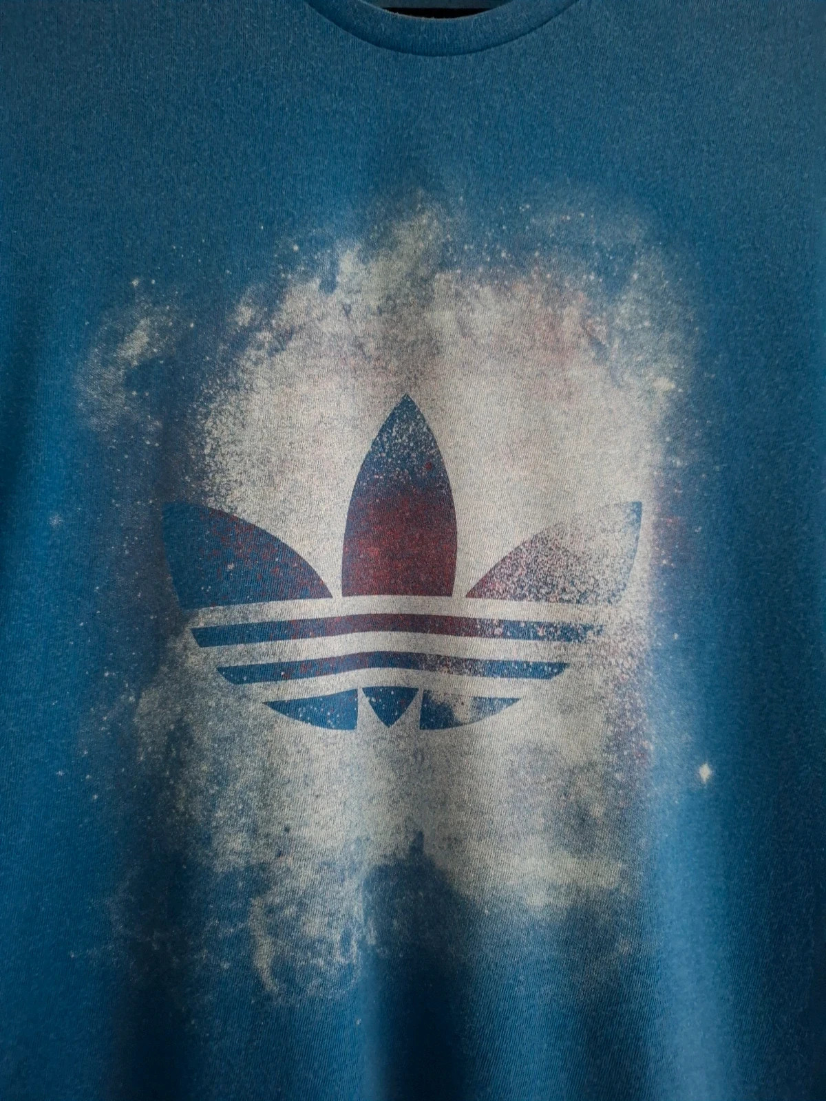 Camiseta Adidas Azul con Logo Efecto Spray - Talla M – adidas Originals – taille M 2