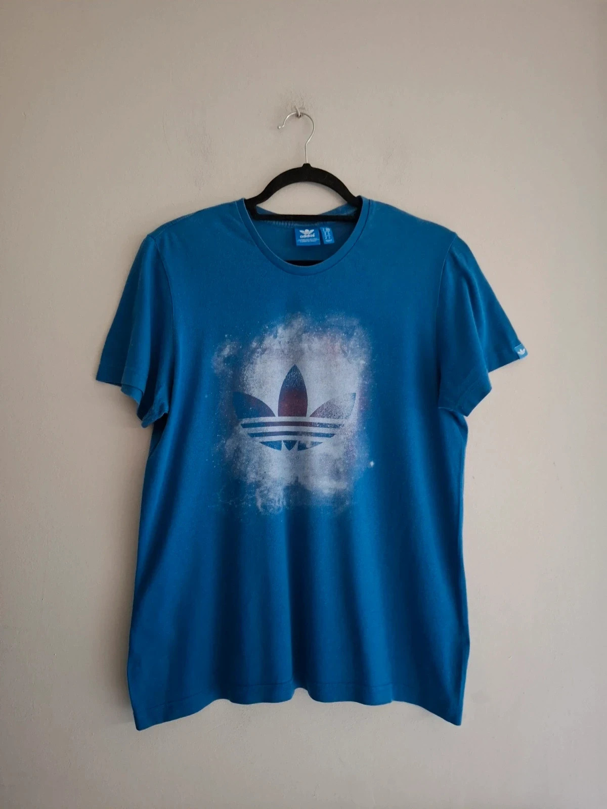 Camiseta Adidas Azul con Logo Efecto Spray - Talla M