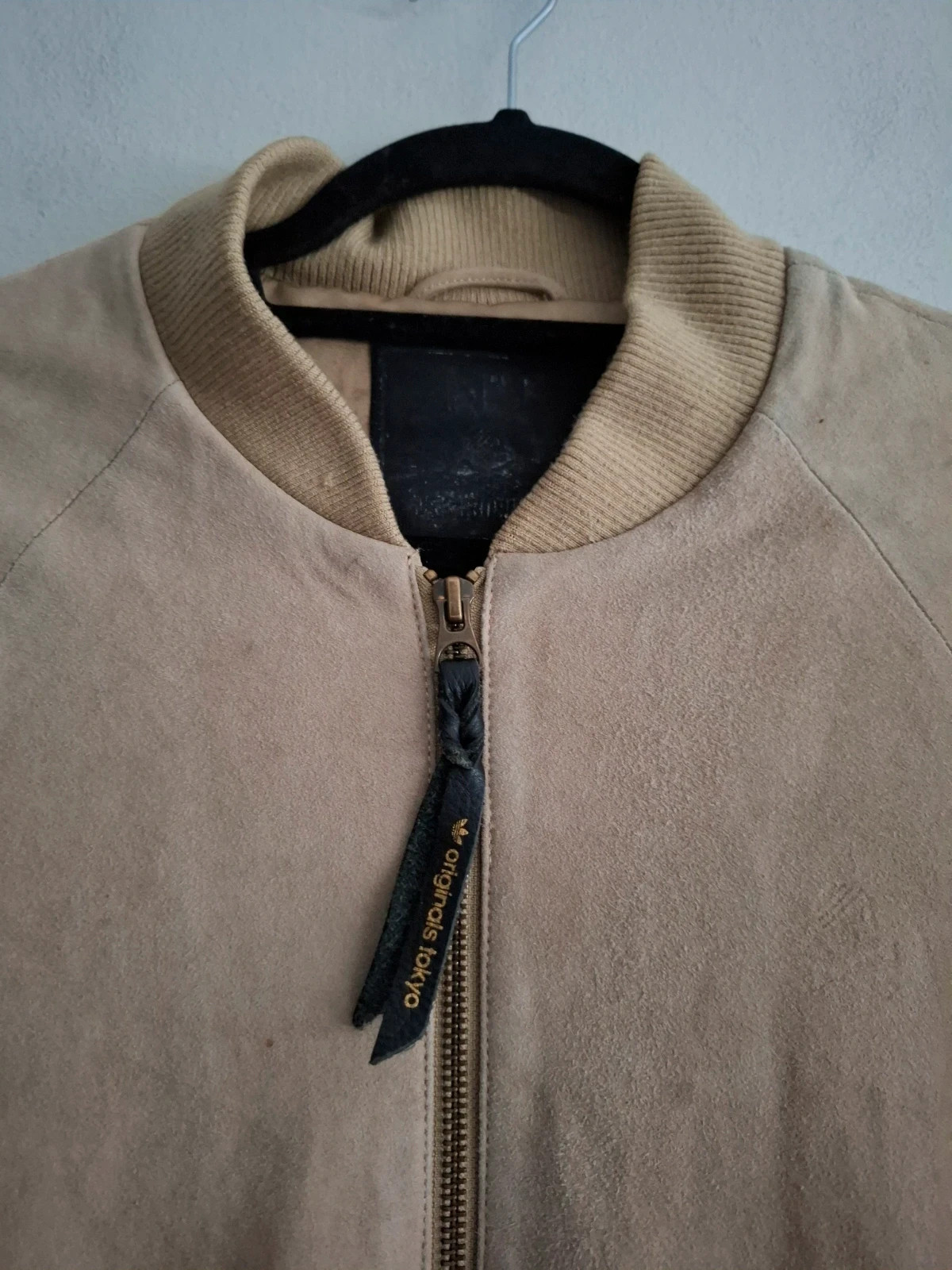 🔥 Cazadora Bomber Adidas Originals Tokyo de Ante Beige - Talla S – adidas Originals – taille S 3