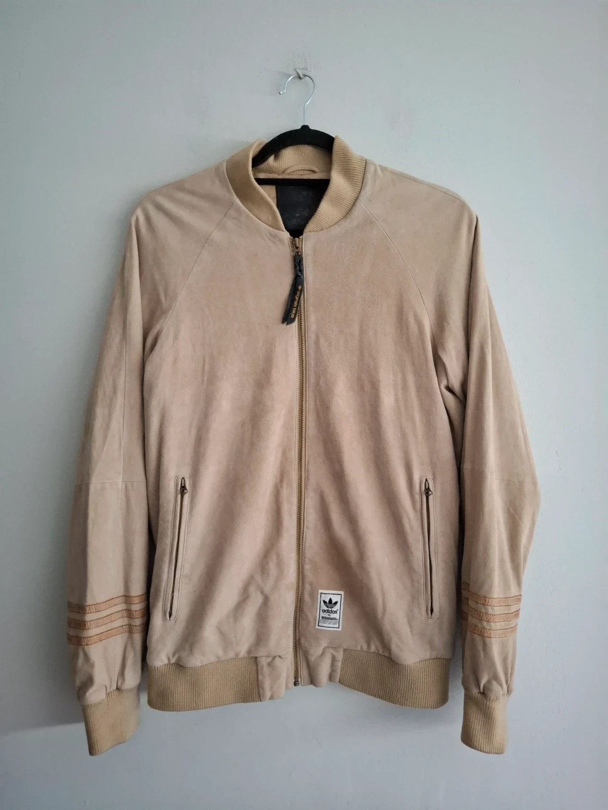 🔥 Cazadora Bomber Adidas Originals Tokyo de Ante Beige - Talla S