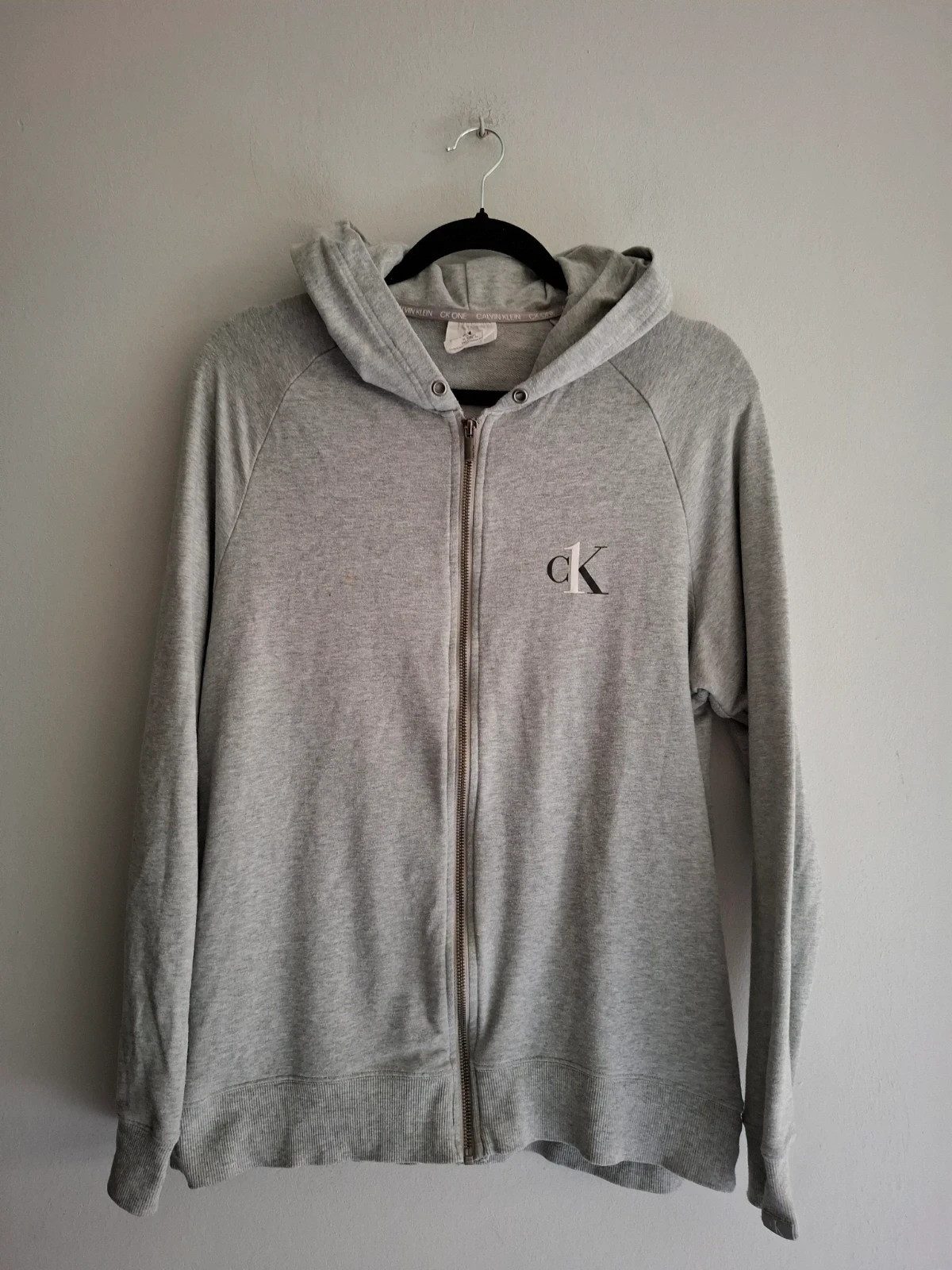 Sudadera con capucha y cremallera Calvin Klein One (Gris) 🩶 – Calvin Klein – taille M