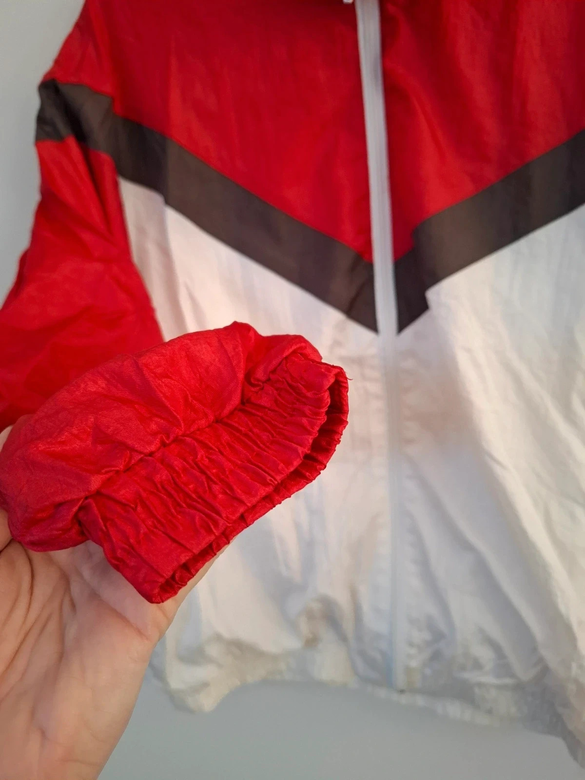 Chaqueta Cortavientos Estilo Años 90 en Rojo y Blanco – C&A – taille S 5