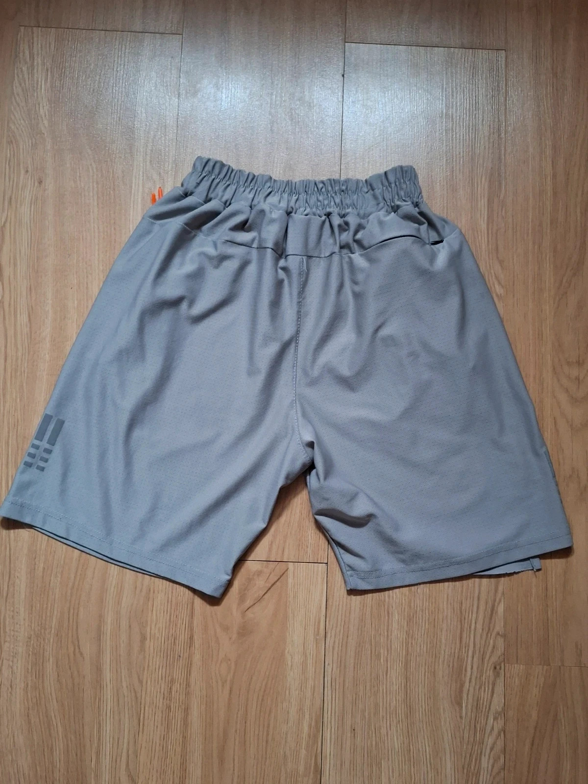 Pantalones Cortos Deportivos Nike Grises con Cremallera y Acento Naranja, Talla S – Nike – taille S 5