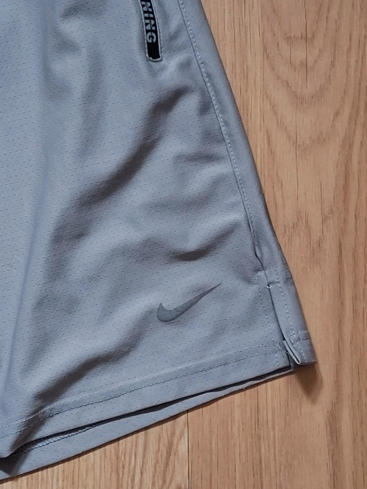 Pantalones Cortos Deportivos Nike Grises con Cremallera y Acento Naranja, Talla S – Nike – taille S 2