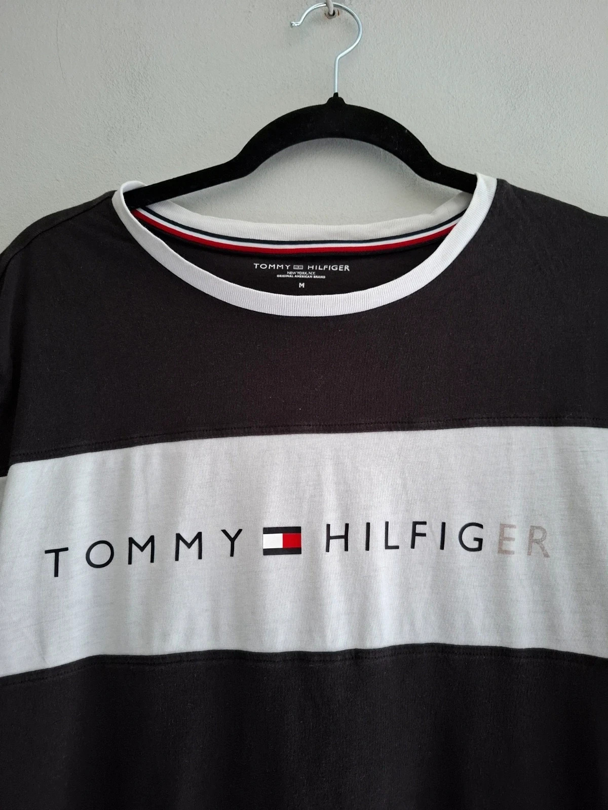 Camiseta Tommy Hilfiger Negra Block Logo - Talla M – Tommy Hilfiger – taille M 2