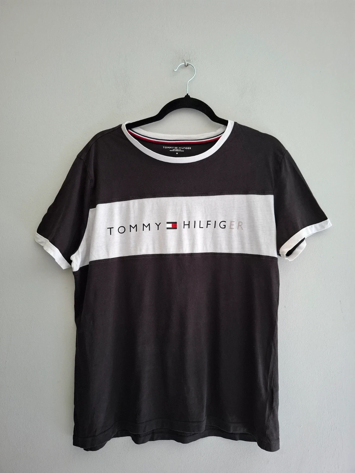 Camiseta Tommy Hilfiger Negra Block Logo - Talla M – Tommy Hilfiger – taille M