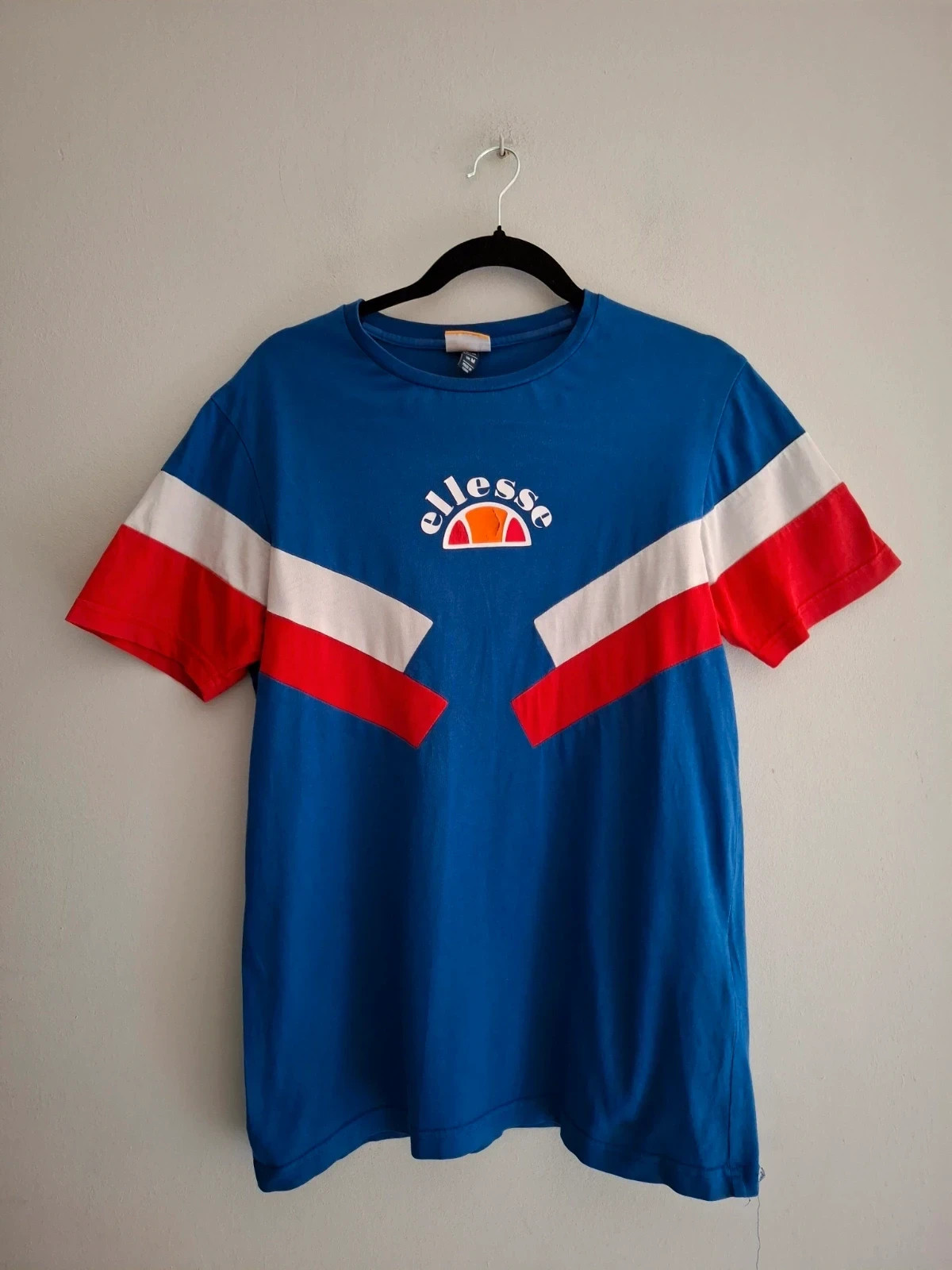 Camiseta Ellesse Azul, Blanca y Roja - Talla M - Diseño Geométrico