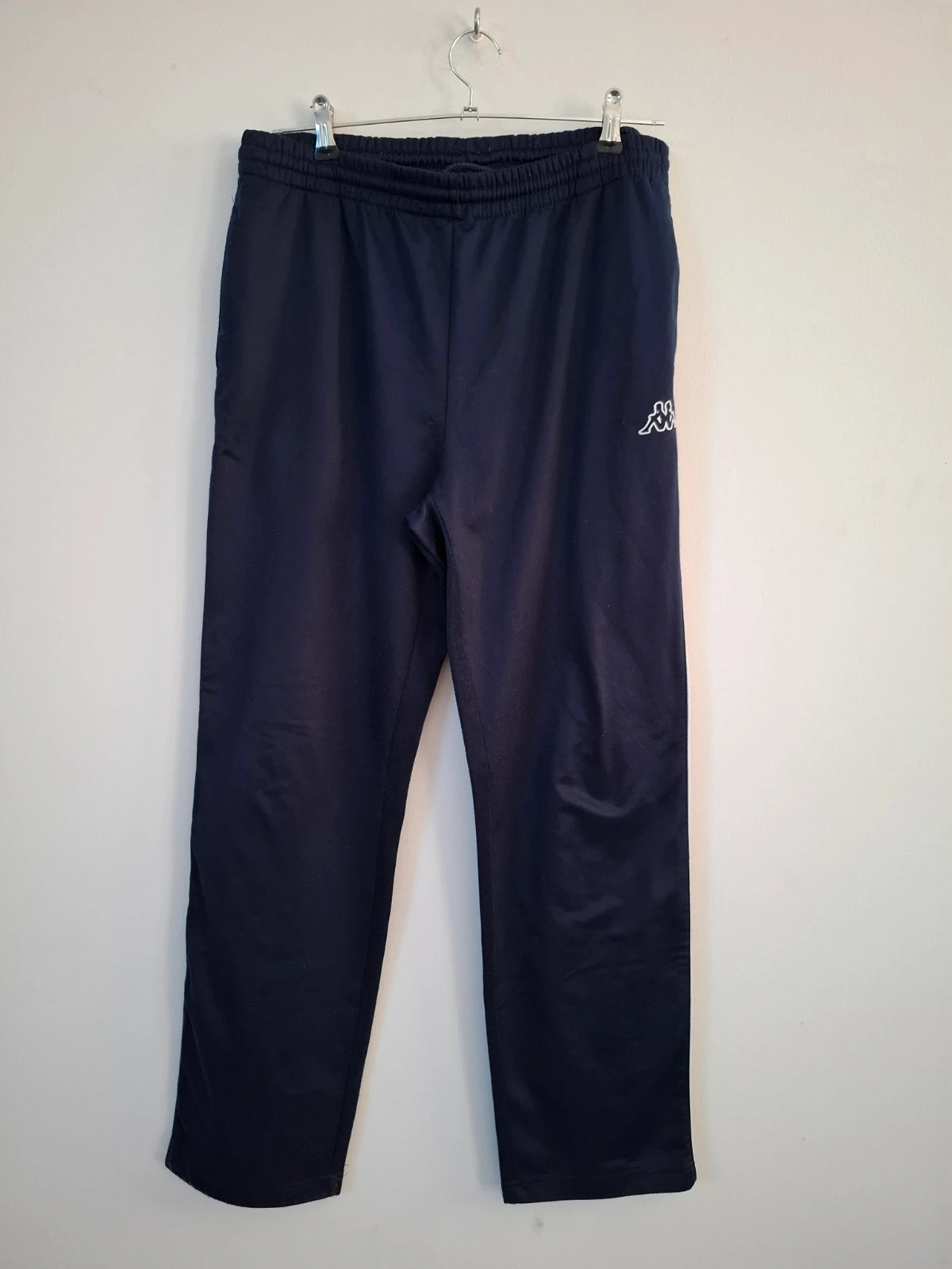 Pantalón de chándal Kappa azul marino con logo y franja blanca lateral