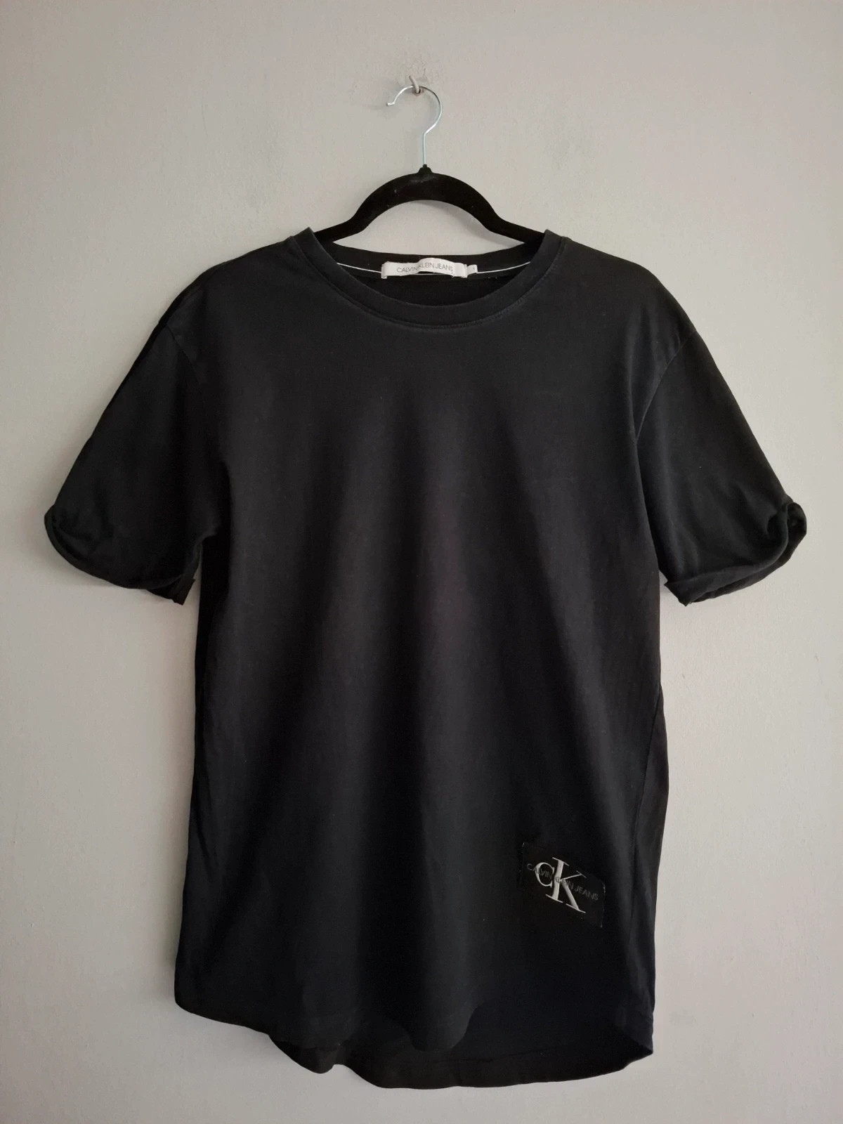 Camiseta Negra Calvin Klein Jeans con Parche Logo 🖤 (Talla S)