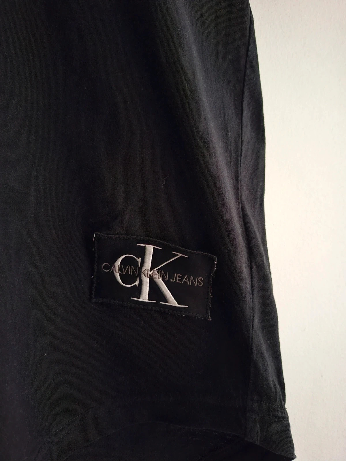 Camiseta Negra Calvin Klein Jeans con Parche Logo 🖤 (Talla S) – Calvin Klein Jeans – taille S 3