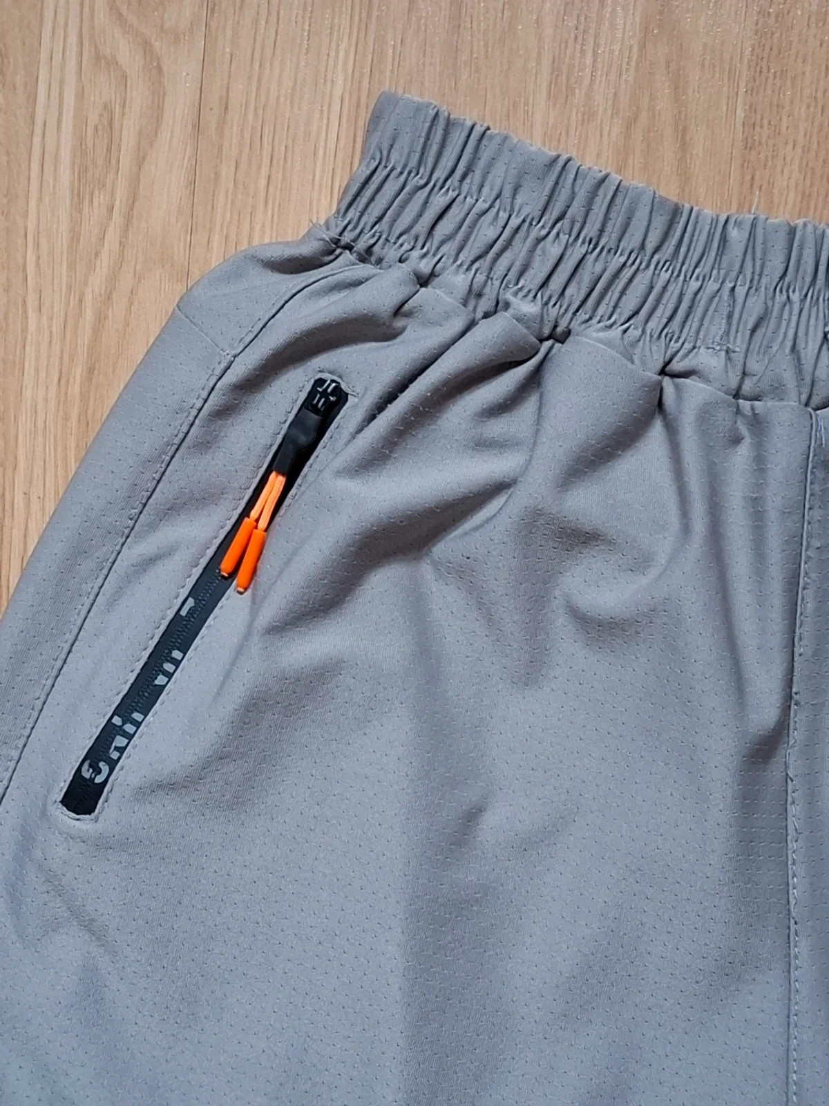 Pantalones Cortos Deportivos Nike Grises con Cremallera y Acento Naranja, Talla S – Nike – taille S 3