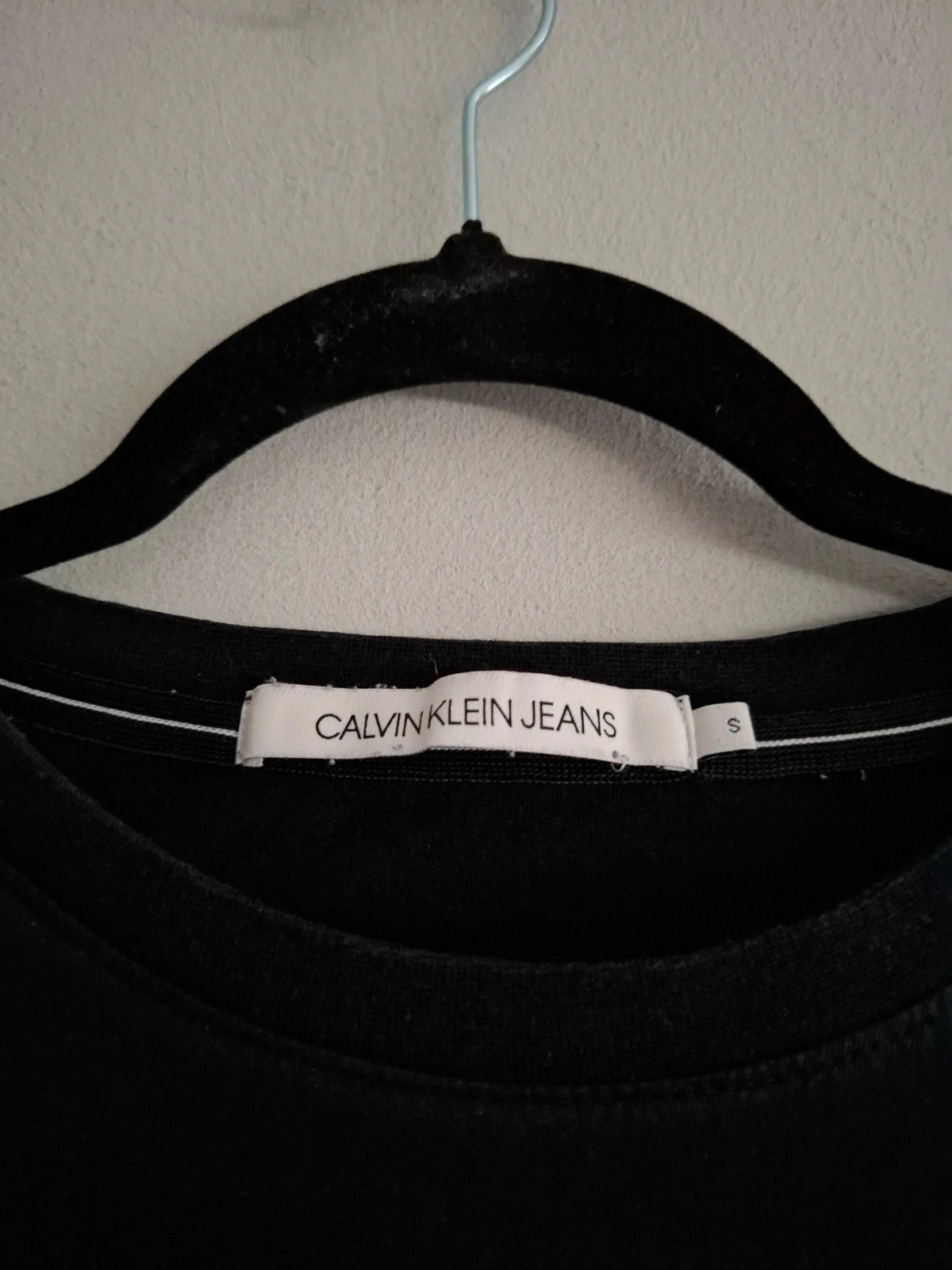 Camiseta Negra Calvin Klein Jeans con Parche Logo 🖤 (Talla S) – Calvin Klein Jeans – taille S 2