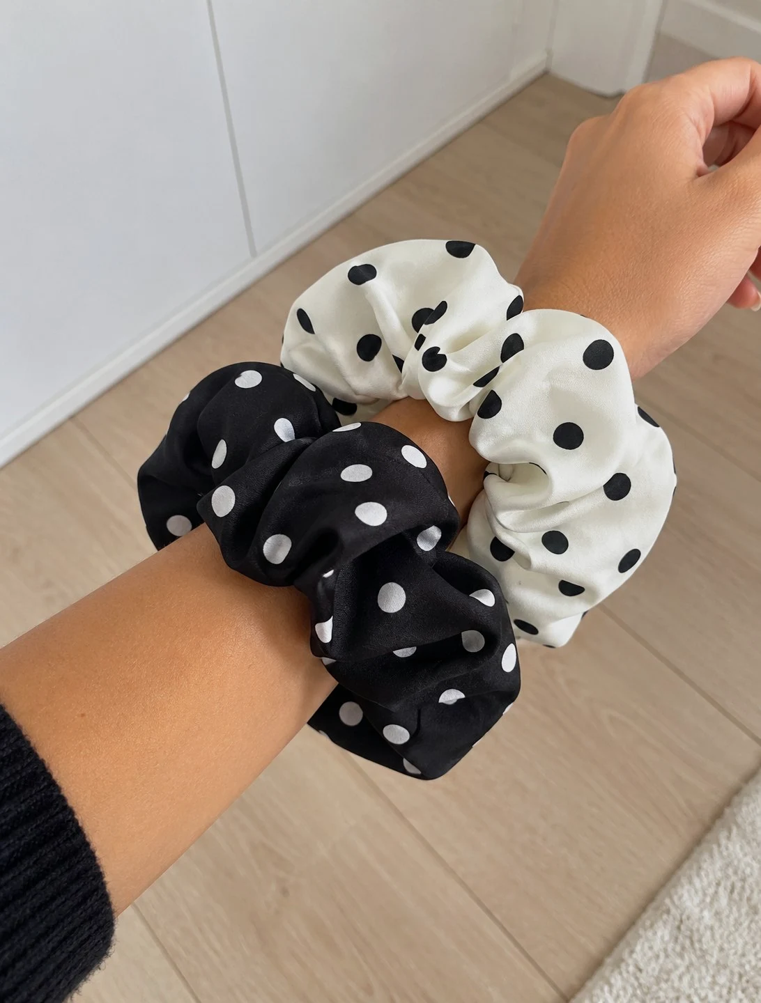 Lot de 2 chouchous noir et blanc à pois, élastiques cheveux rétro