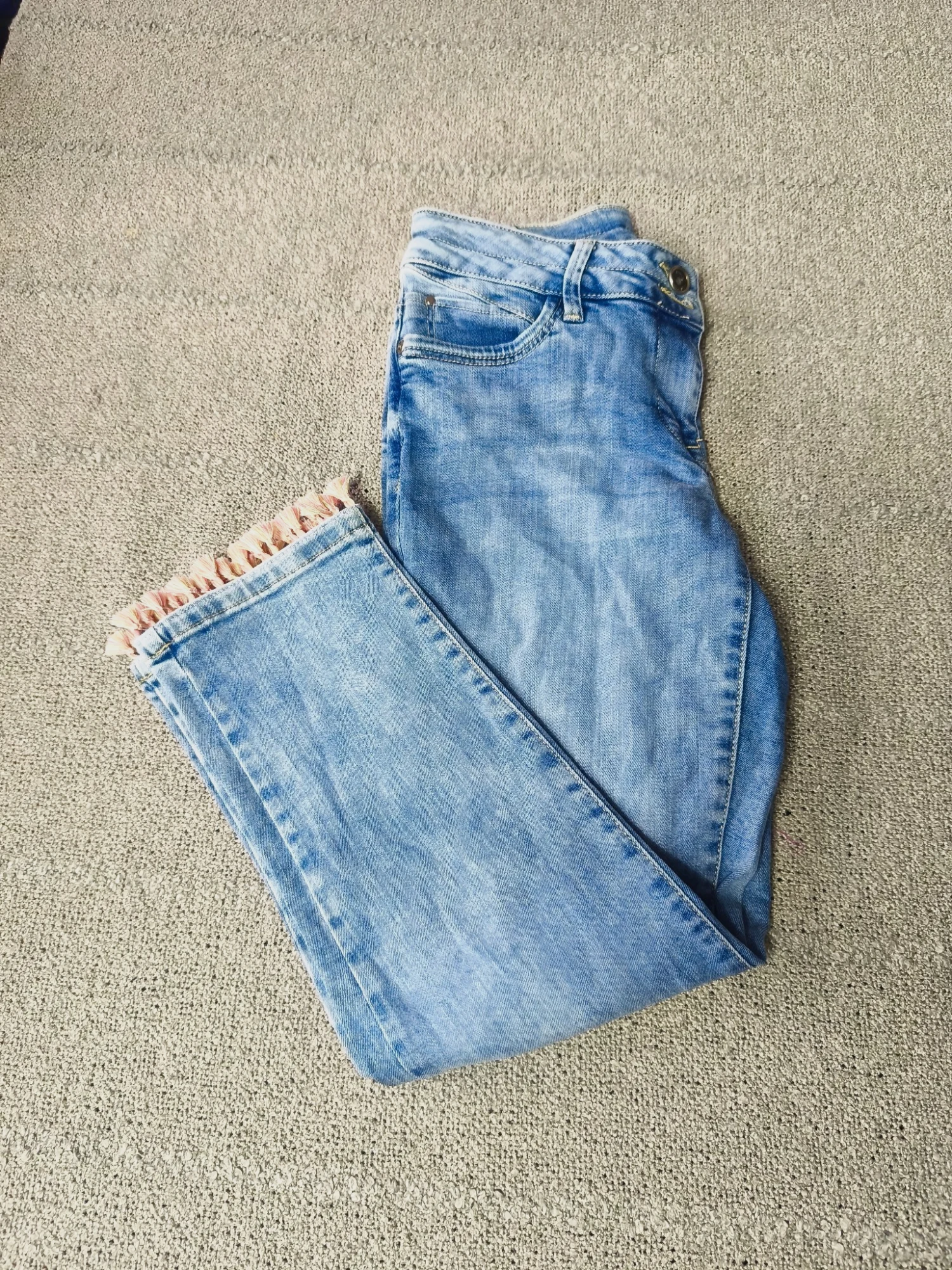 Jean bleu clair avec détails franges au bas