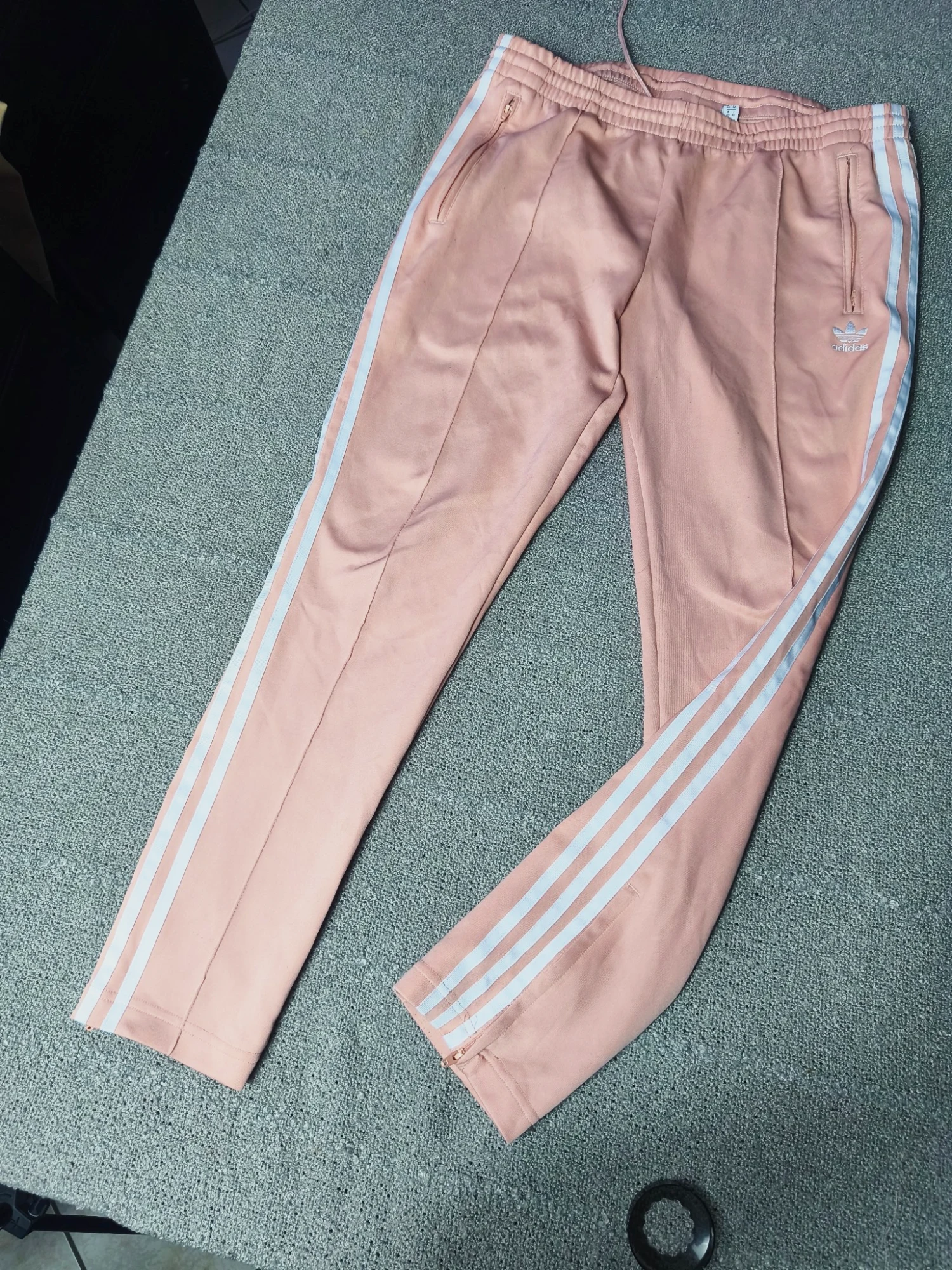 Pantalon de survêtement Adidas rose poudré à bandes blanches