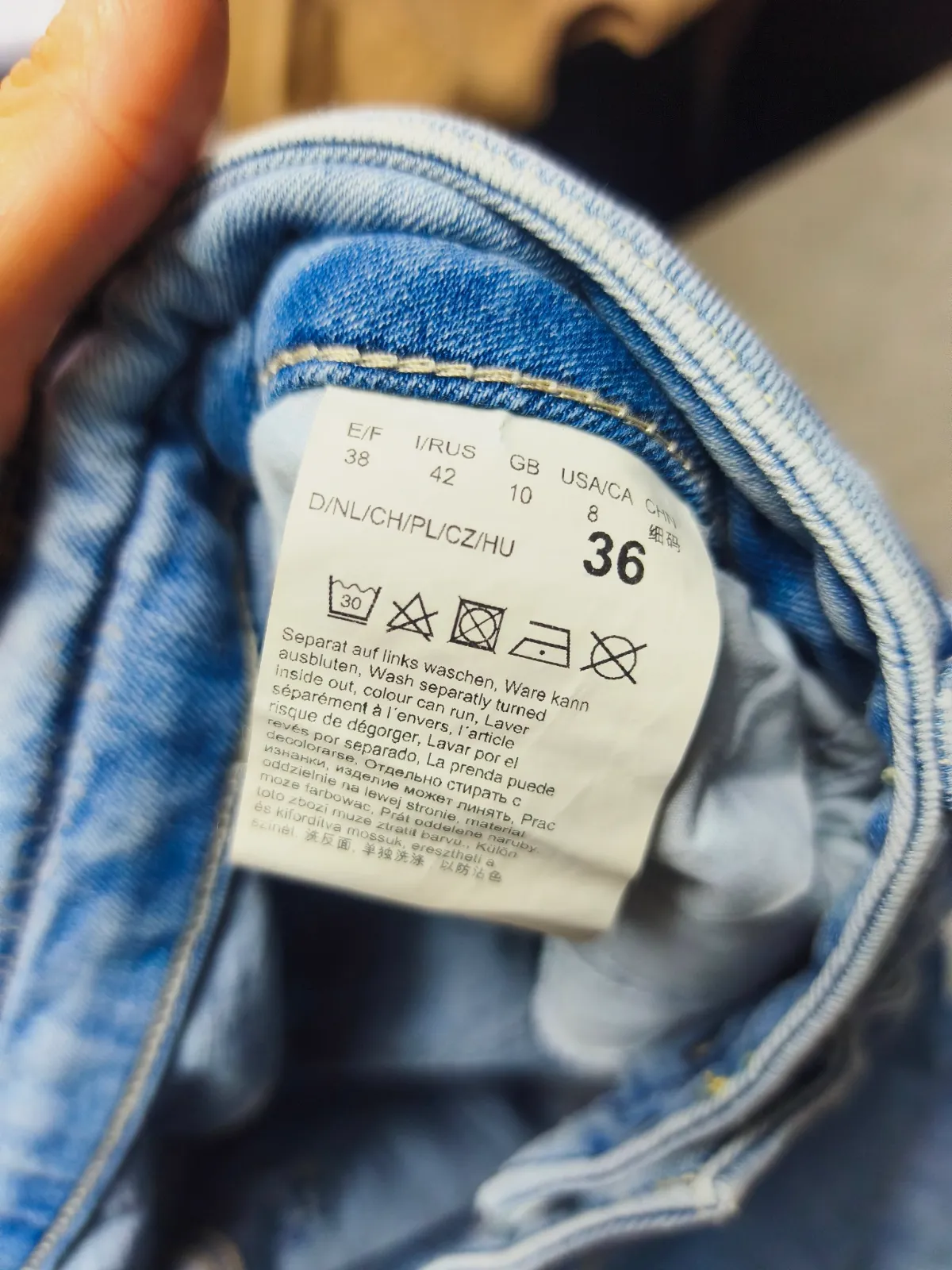 Jean bleu clair avec détails franges au bas – Betty Barclay – taille M 5