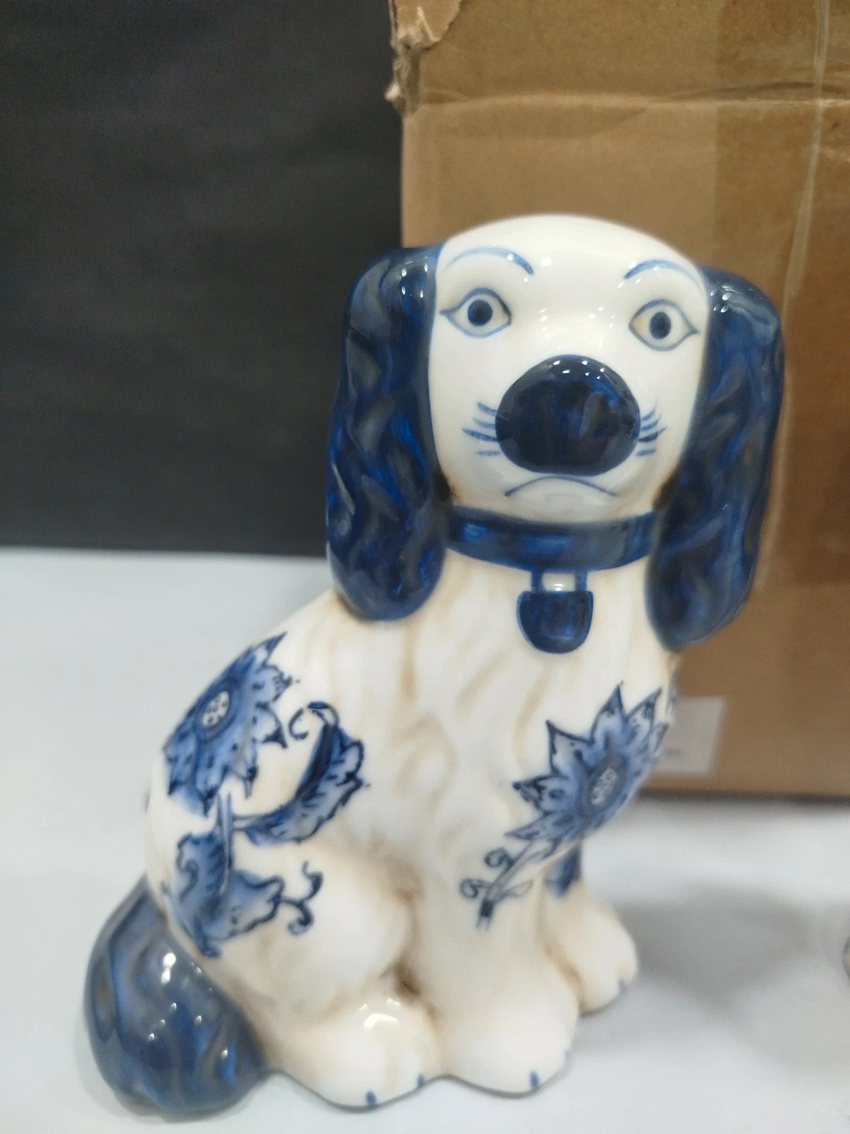 Figuritas de perro porcelana pintadas a mano en azul y blanco par – decorativo – synwish 2