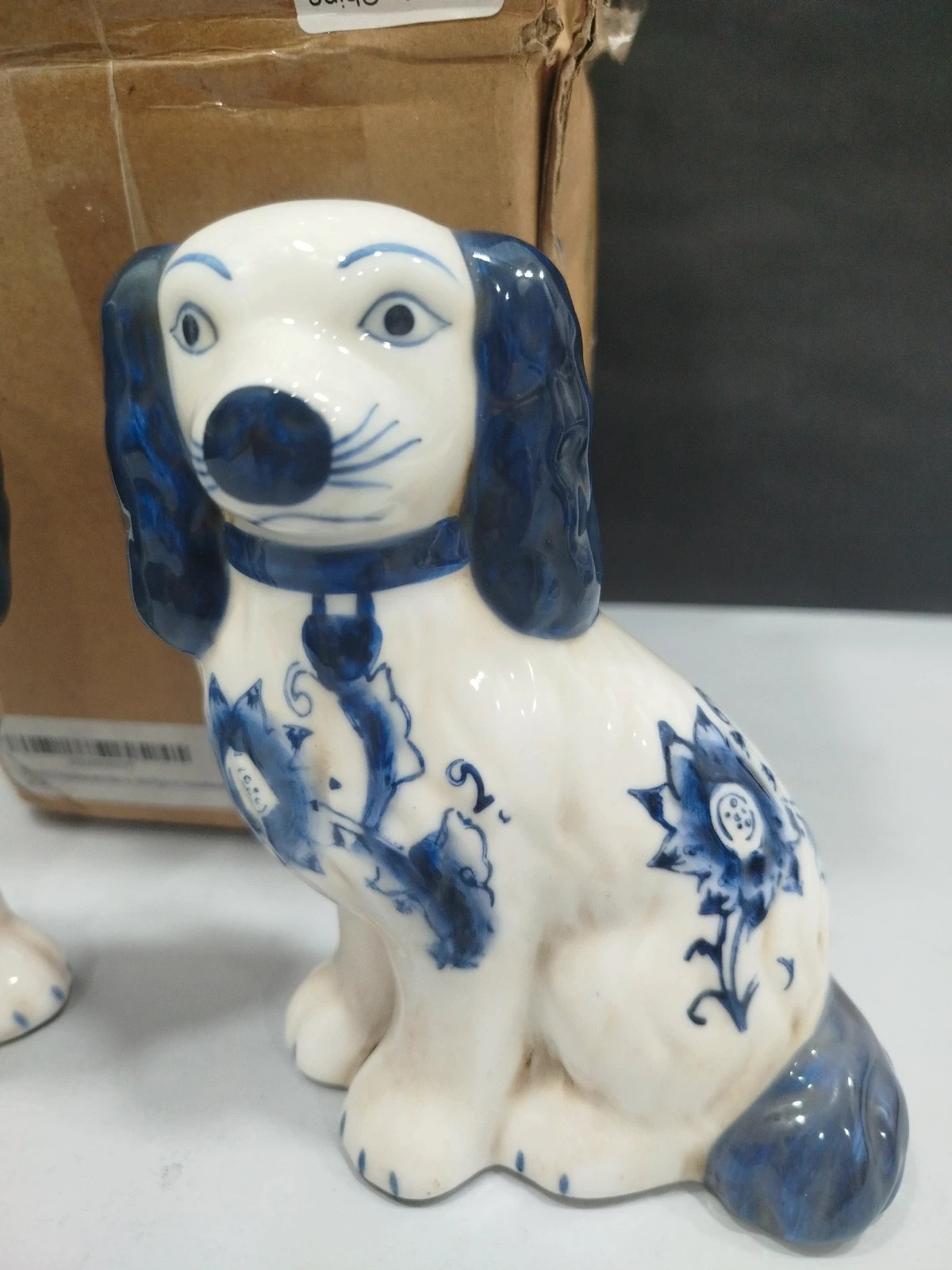 Figuritas de perro porcelana pintadas a mano en azul y blanco par – decorativo – synwish 3