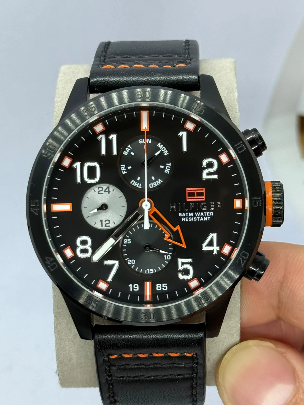 Montre Tommy Hilfiger Chronographe Homme Noire & Orange _Très bon état – Tommy Hilfiger – taille 43–46 mm 2