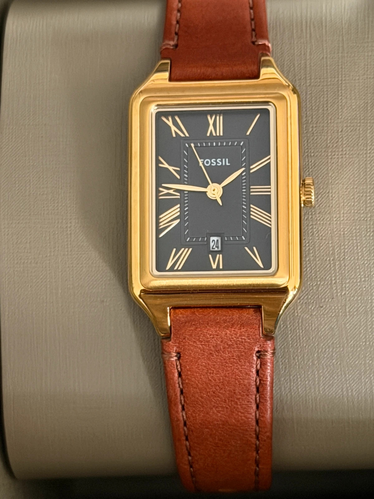 Montre Fossil Rectangulaire Dorée - Cadran Noir & Bracelet Cuir Marron (Très Bon État) – Fossil – taille 30–38 mm 3