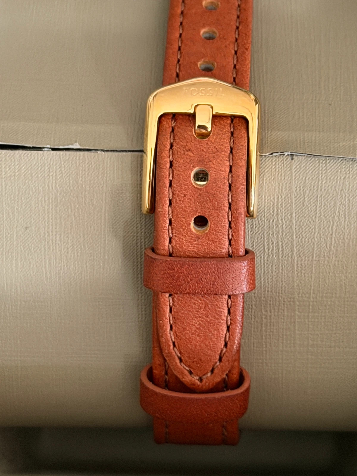 Montre Fossil Rectangulaire Dorée - Cadran Noir & Bracelet Cuir Marron (Très Bon État) – Fossil – taille 30–38 mm 4