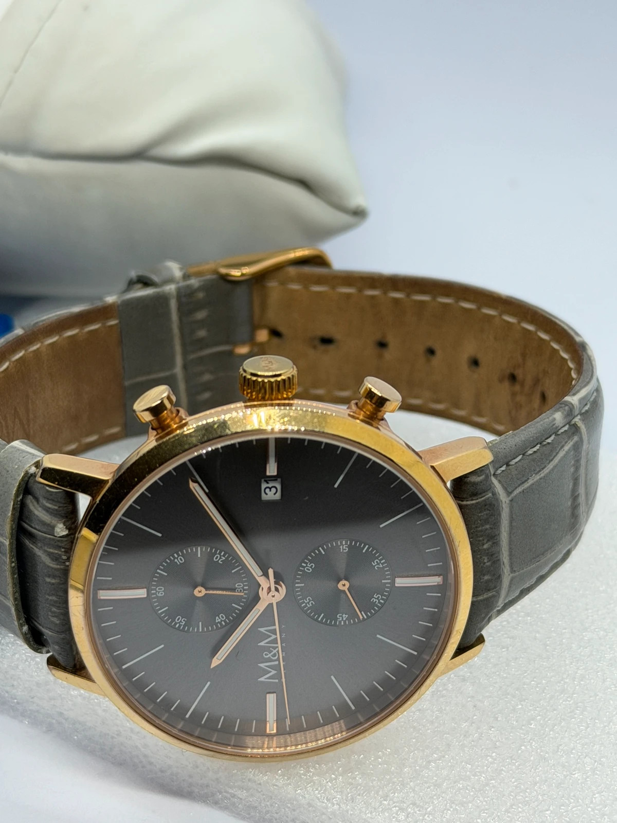Montre Chronographe M&M Germany - Dorée & Cuir Gris – M&M Germany – taille 43–46 mm 5